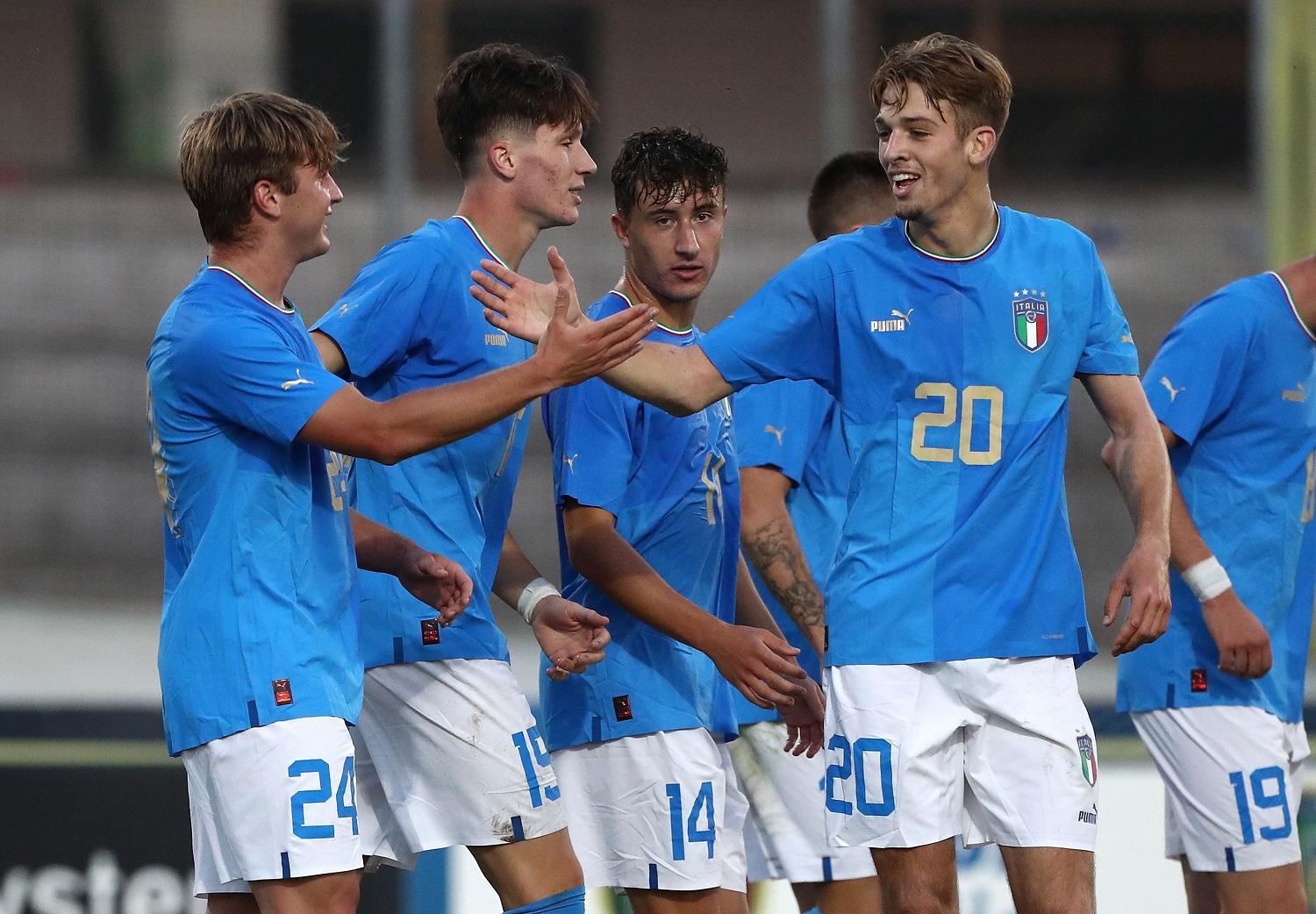 VARESE, ITALY - SEPTEMBER 27: Tommaso De Nipoti (L) of Italy celebrates his goal with his team-mate Luciano Valente during the International Friendly Match between Italy U20 and Switzerland U20 at Stadio Franco Ossola on September 27, 2022 in Varese, Italy. (Photo by Marco Luzzani/Getty Images)