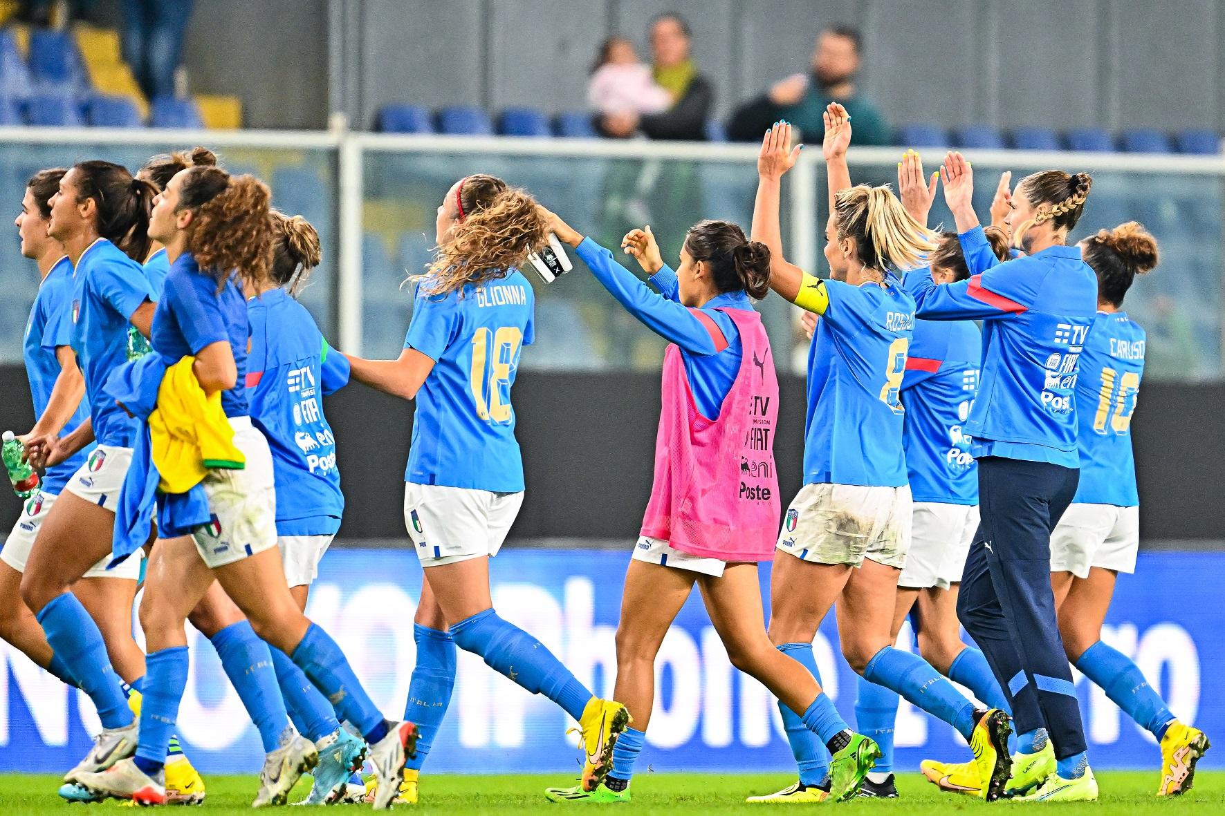 GENOA, ITALY - OCTOBER 10: Players of Italy greet the crowd after the Women\\u00D5s International Friendly match between Italy and Brazil at Stadio Luigi Ferraris on October 10, 2022 in Genoa, Italy. (Photo by Simone Arveda/Getty Images)