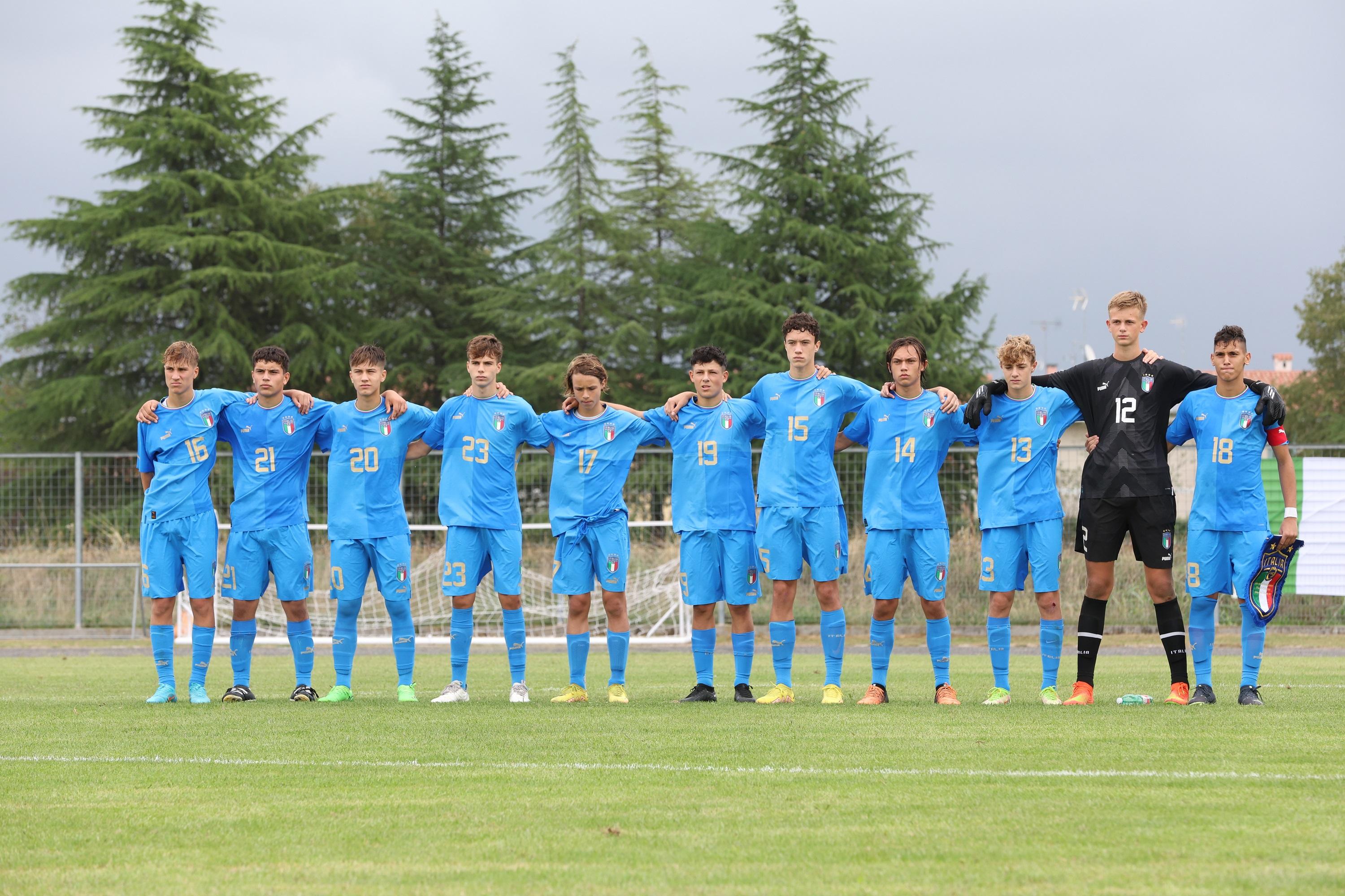 GRADISCA D\\'ISONZO, ITALY - SEPTEMBER 15: Italia players sing the national anthem before the friendly match between Italy U15 and Slovenia U15 on September 15, 2022 in Gradisca d\\'Isonzo, Italy. (Photo by Jurij Kodrun/Getty Images)