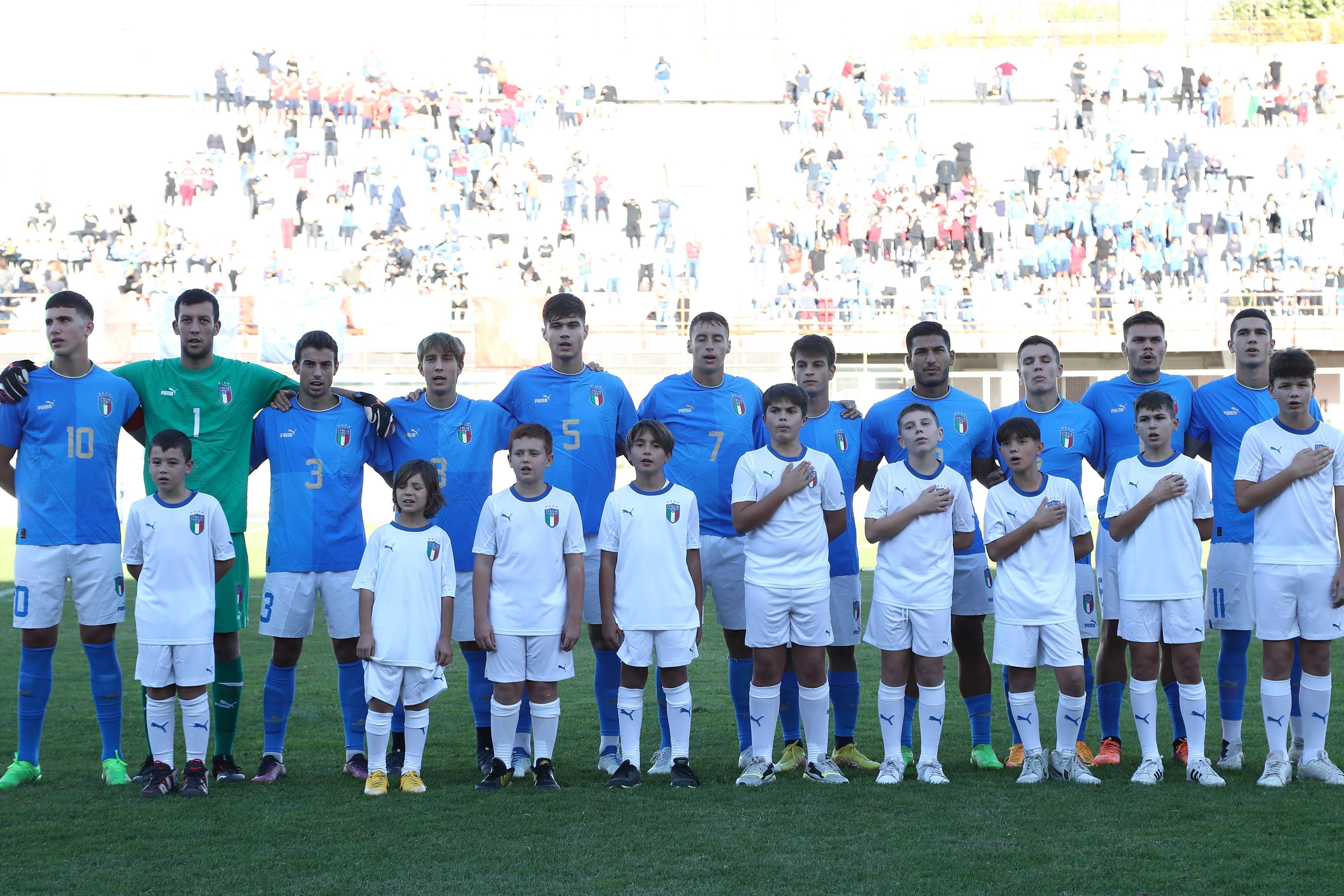 VARESE, ITALY - SEPTEMBER 27: Italy team line up before the International Friendly Match between Italy U20 and Switzerland U20 at Stadio Franco Ossola on September 27, 2022 in Varese, Italy. (Photo by Marco Luzzani/Getty Images)