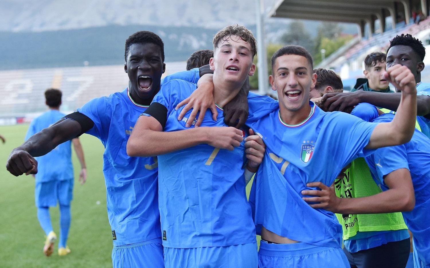 L'AQUILA, ITALY - SEPTEMBER 21: Saer Diop Francesco Pio Esposito(C) of Italy U18 celebrates with his teammates Saer Diop (L) and Alessandro Bolzan(R) after scoring opening goal during the International Friendly Match between Italy U18 and Serbia U18 at Stadio Gran Sasso d'Italia on September 21, 2022 in L'Aquila, Italy. (Photo by Giuseppe Bellini/Getty Images) *** Local Caption *** Saer DiopFrancesco Pio EspositoAlessandro Bolzan