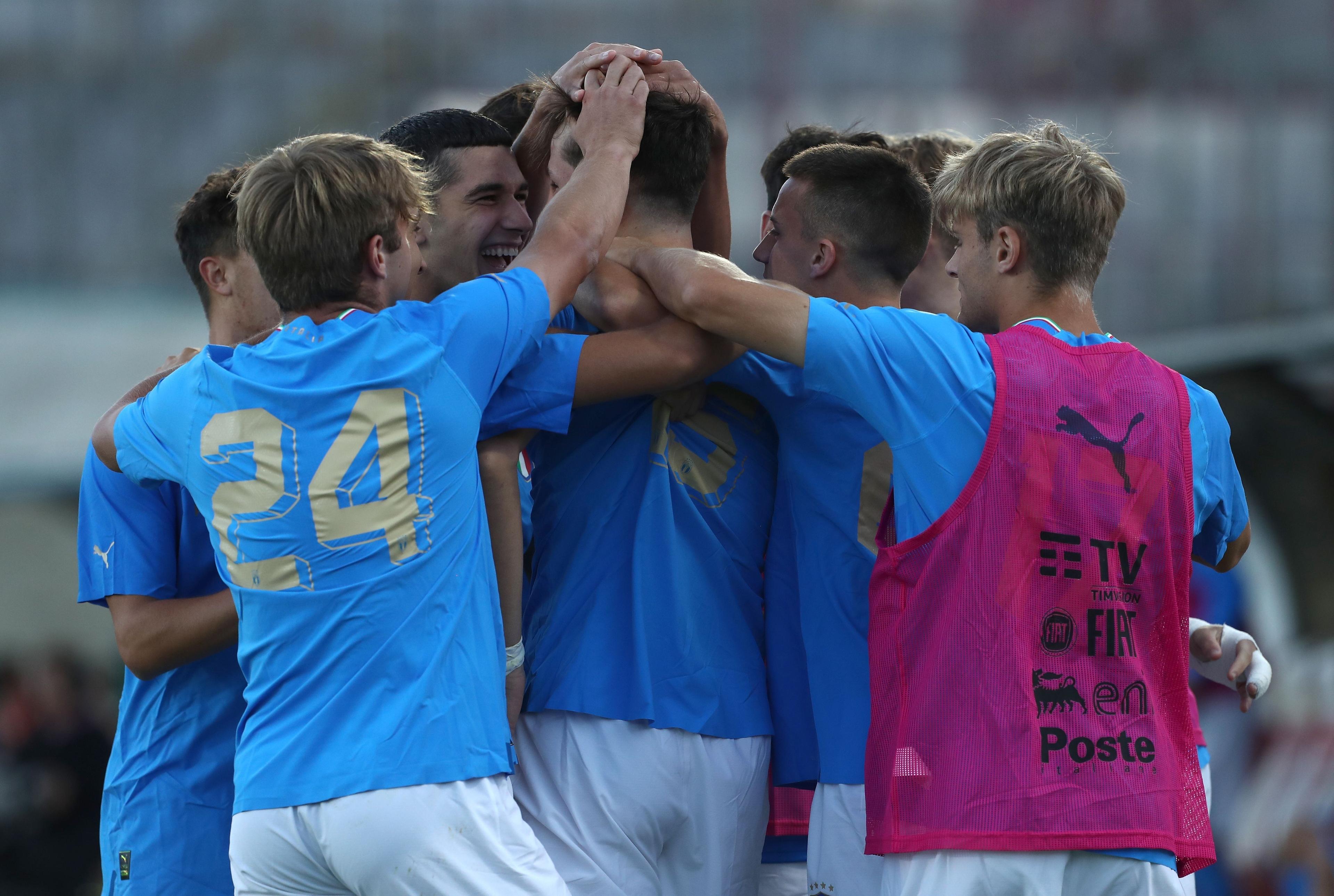 VARESE, ITALY - SEPTEMBER 27: Giovanni Fabbian of Italy celebrates his goal with his team-mates during the International Friendly Match between Italy U20 and Switzerland U20 at Stadio Franco Ossola on September 27, 2022 in Varese, Italy. (Photo by Marco Luzzani/Getty Images)