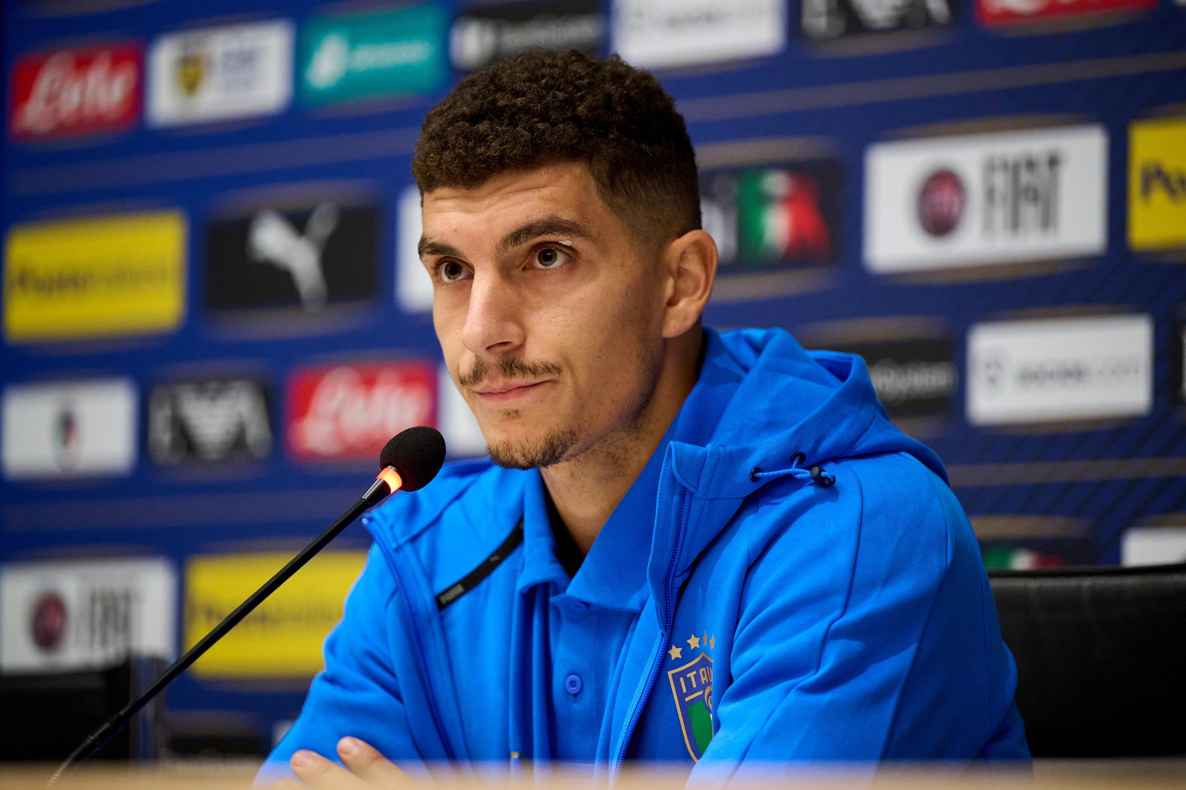 FLORENCE, ITALY - NOVEMBER 14: Giovanni Di Lorenzo of Italy speaks with the media at Centro Tecnico Federale di Coverciano on November 14, 2022 in Florence, Italy. (Photo by Mattia Ozbot/Getty Images)