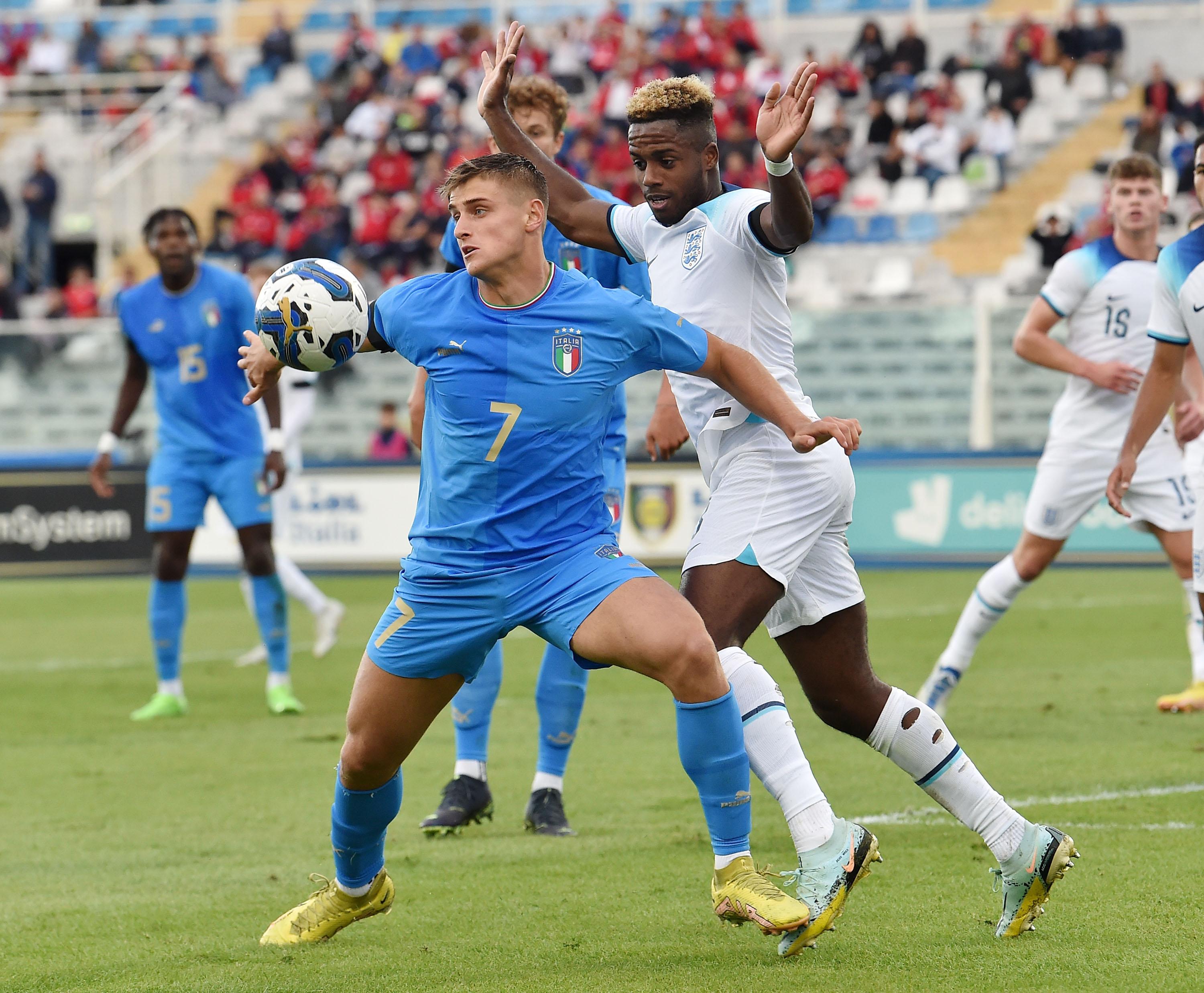 PESCARA, ITALY - SEPTEMBER 22: Lorenzo Colombo of Italy U21 and Ryan Sessegnon of England U21 in action during the International Friendly Match between Italy U21 and England U21 at Stadio Adriatico Giovanni Cornacchia on September 22, 2022 in Pescara, Italy. (Photo by Giuseppe Bellini/Getty Images) *** Local Caption *** Lorenzo ColomboRyan Sessegnon