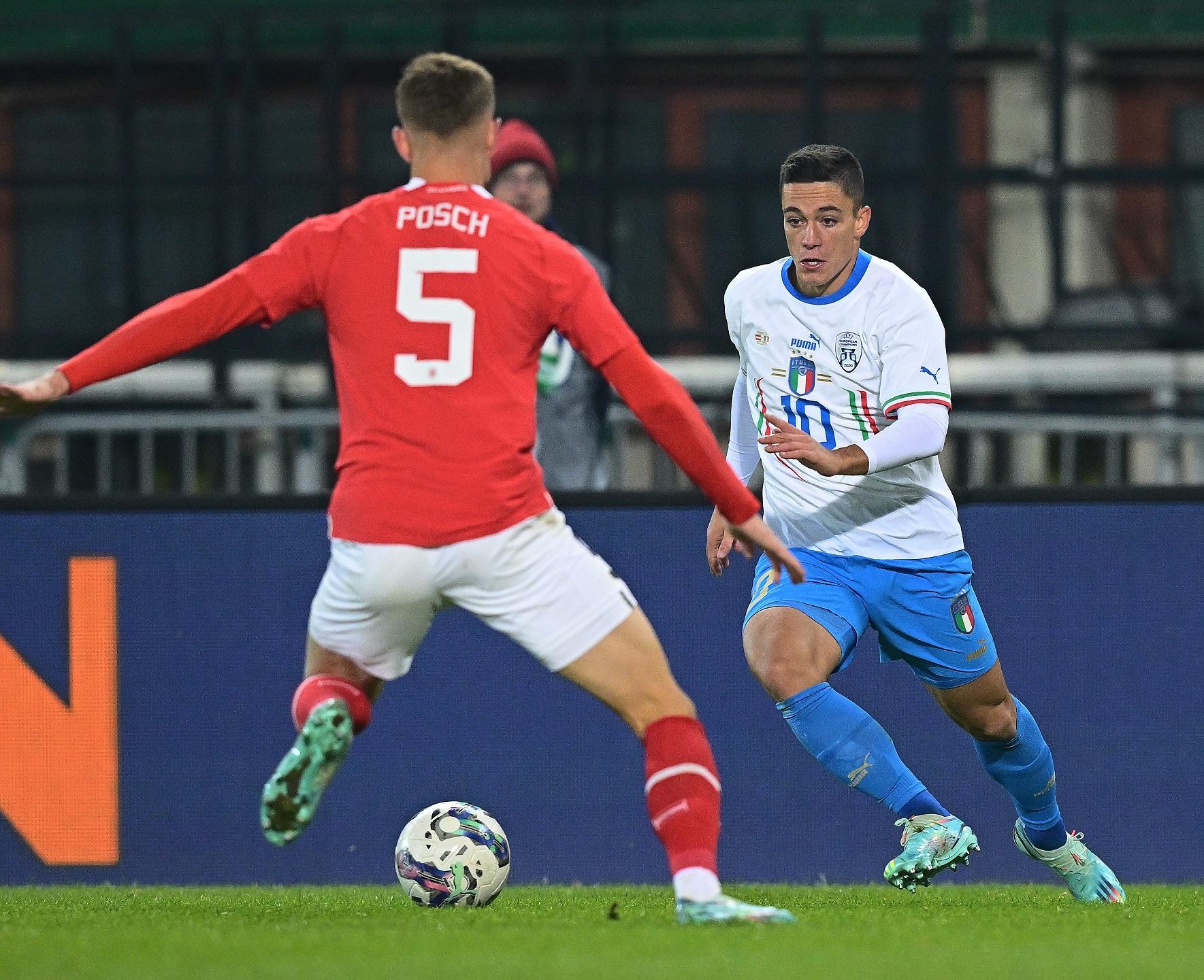 VIENNA, AUSTRIA - NOVEMBER 20: Giacomo Raspadori of Italy competes for the ball with Stefan Posch of Austria during the friendly match between Austria and Italy at Ernst Happel Stadion on November 20, 2022 in Vienna, Austria. (Photo by Mattia Ozbot/Getty Images)