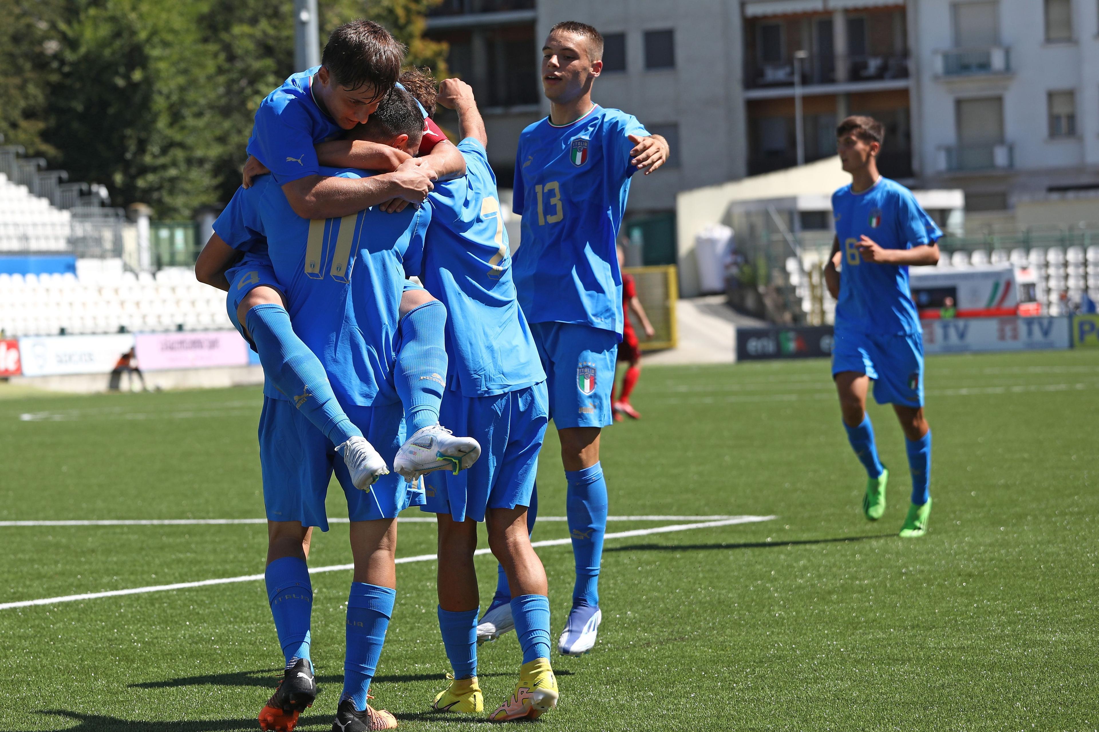 VERCELLI, ITALY - AUGUST 23: Tommaso Ravaglioli of Italy celebrates his second goal with his team-mates during the International Friendly Match between Italy U17 and Switzerland U17 at Stadio Silvio Piola on August 23, 2022 in Vercelli, Italy. (Photo by Marco Luzzani/Getty Images)