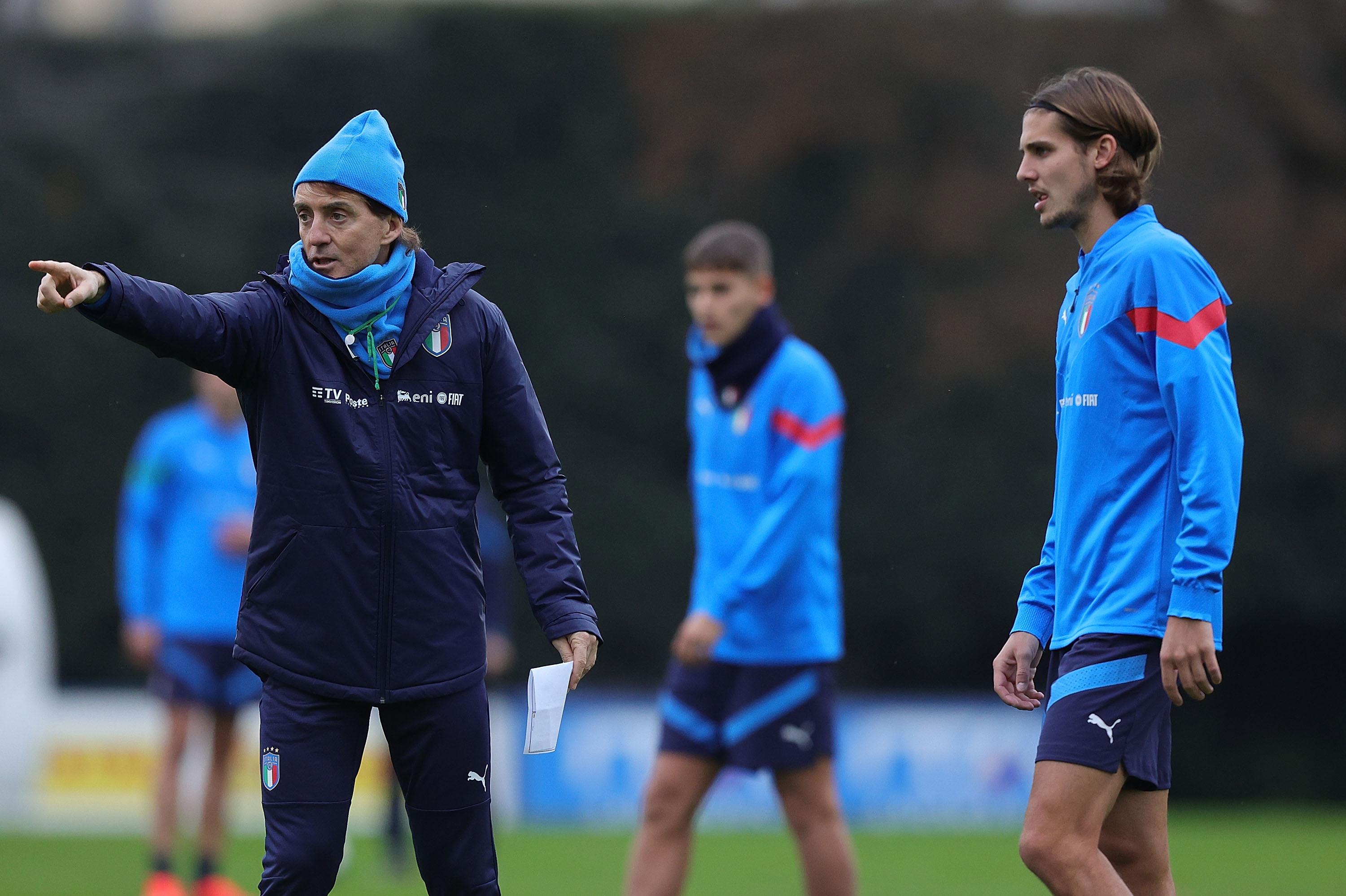 FLORENCE, ITALY - DECEMBER 21: Roberto Mancini manager of Italy of Italy and Andrea Colpani of Italy during Italy training camp at Centro Tecnico Federale di Coverciano on December 21, 2022 in Florence, Italy. (Photo by Gabriele Maltinti/Getty Images) *** Local Caption *** Roberto Mancini; Andrea Colpani