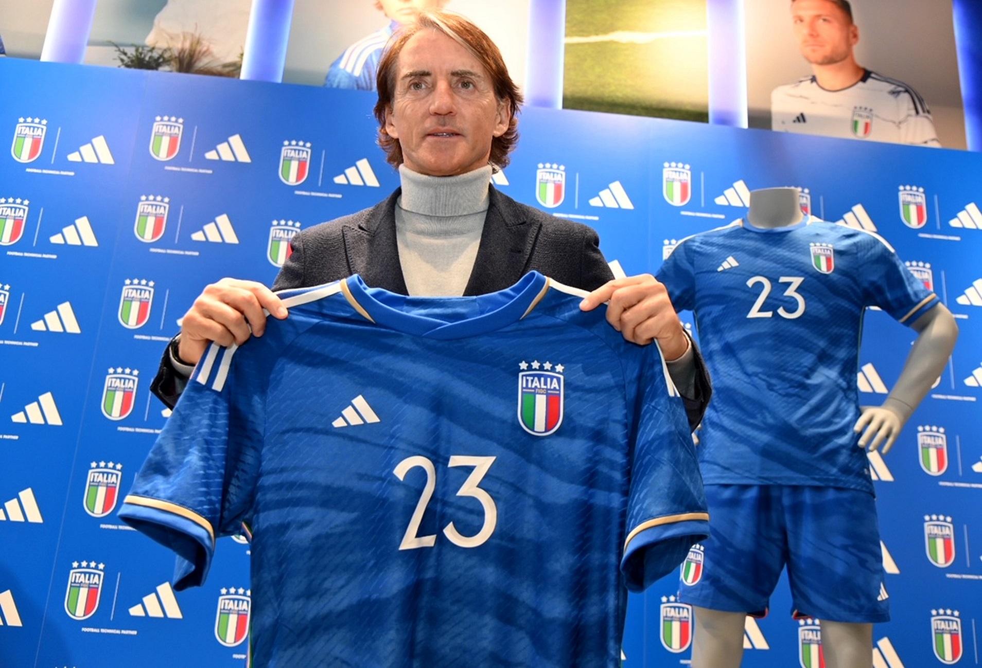 ROME, ITALY - JANUARY 18: Italy head coach Roberto Mancini poses with the new Italy jersey during the unveiling of the partnership between FIGC & adidas on January 18, 2023 in Rome, Italy. (Photo by Marco Rosi/Getty Images)