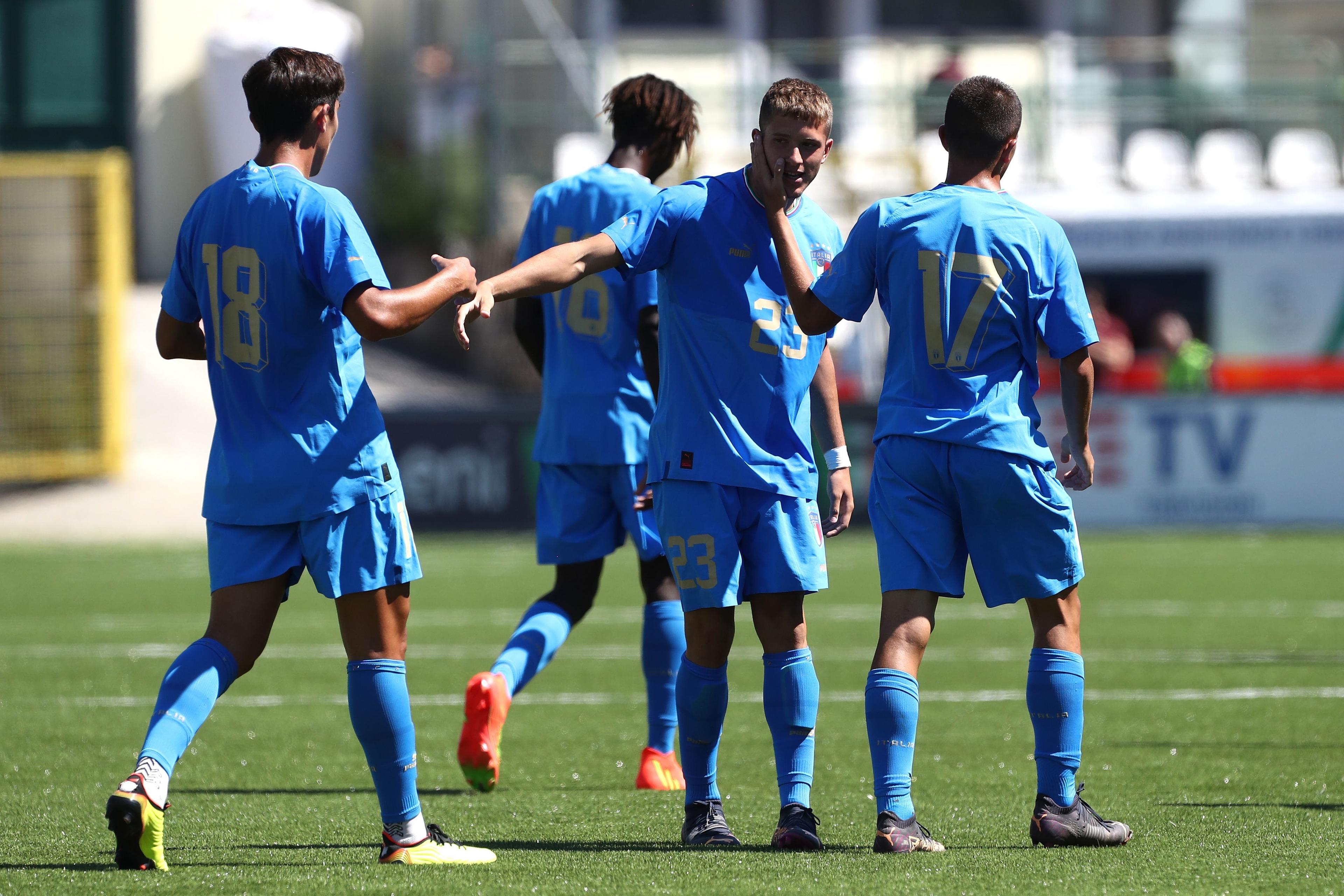 VERCELLI, ITALY - AUGUST 23: Filippo Scotti of Italy celebrates his goal with his team-mates during the International Friendly Match between Italy U17 and Switzerland U17 at Stadio Silvio Piola on August 23, 2022 in Vercelli, Italy. (Photo by Marco Luzzani/Getty Images)