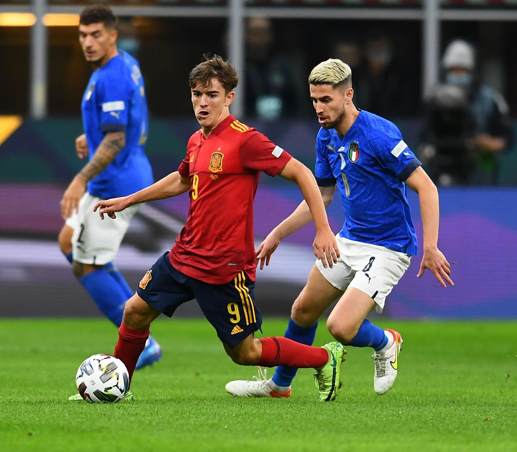 MILAN, ITALY - OCTOBER 06: Jorginho of Italy competes for the ball with Gavi of Spain during the UEFA Nations League 2021 Semi-final match between Italy and Spain at Giuseppe Meazza Stadium on October 06, 2021 in Milan, Italy. (Photo by Claudio Villa/Getty Images)