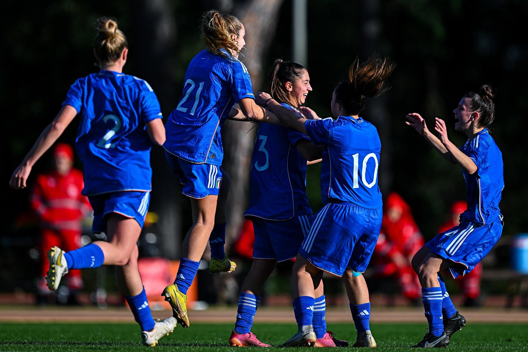 TIRRENIA, ITALY - JANUARY 25: Beatrice Calegari of Italy (C) celebrates with her team-mates after scoring a goal on a free kick during the International Friendly match between Italy U17 Women and Norway U17 Women on January 25, 2023 in Tirrenia, Italy. (Photo by Simone Arveda/Getty Images)