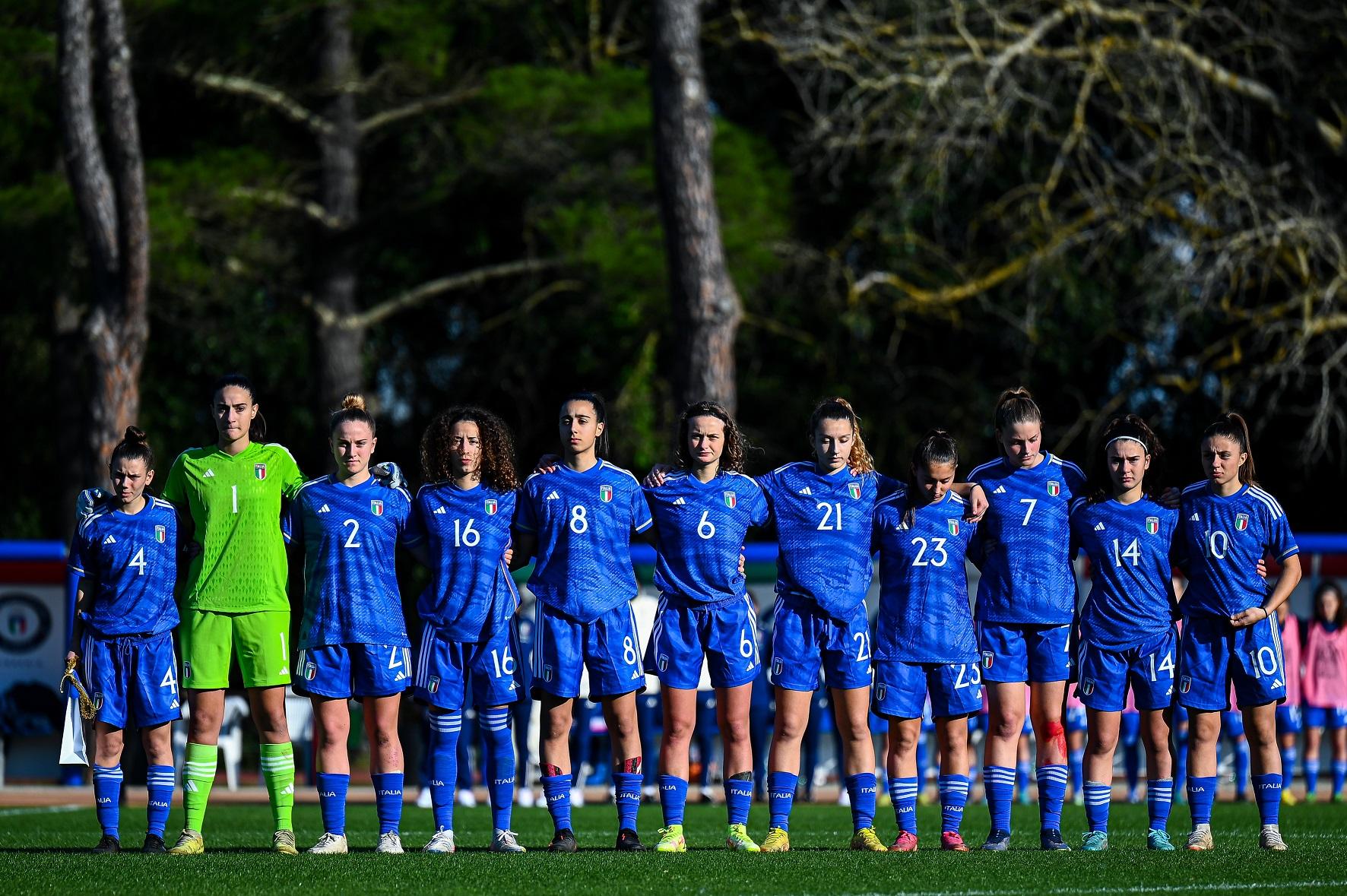 TIRRENIA, ITALY - JANUARY 25: Players of Italy sing their national anthem prior to kick-off in the International Friendly match between Italy U17 Women and Norway U17 Women on January 25, 2023 in Tirrenia, Italy. (Photo by Simone Arveda/Getty Images)