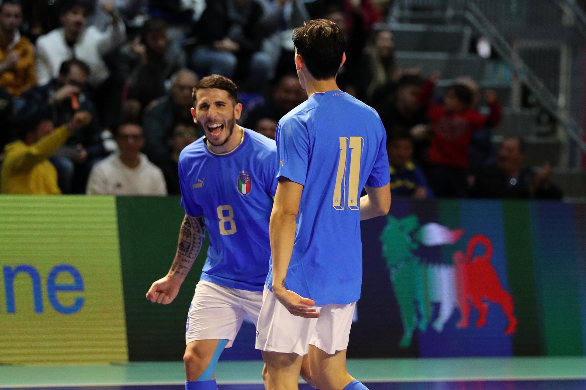AVERSA, ITALY - NOVEMBER 09: Gabriel Motta of Italy celebrates after scoring the 4-0 goal during the 2024 FIFA Futsal World Cup Qualifier match between Italy and Sweden on November 09, 2022 in Aversa, Italy. (Photo by Francesco Pecoraro/Getty Images)