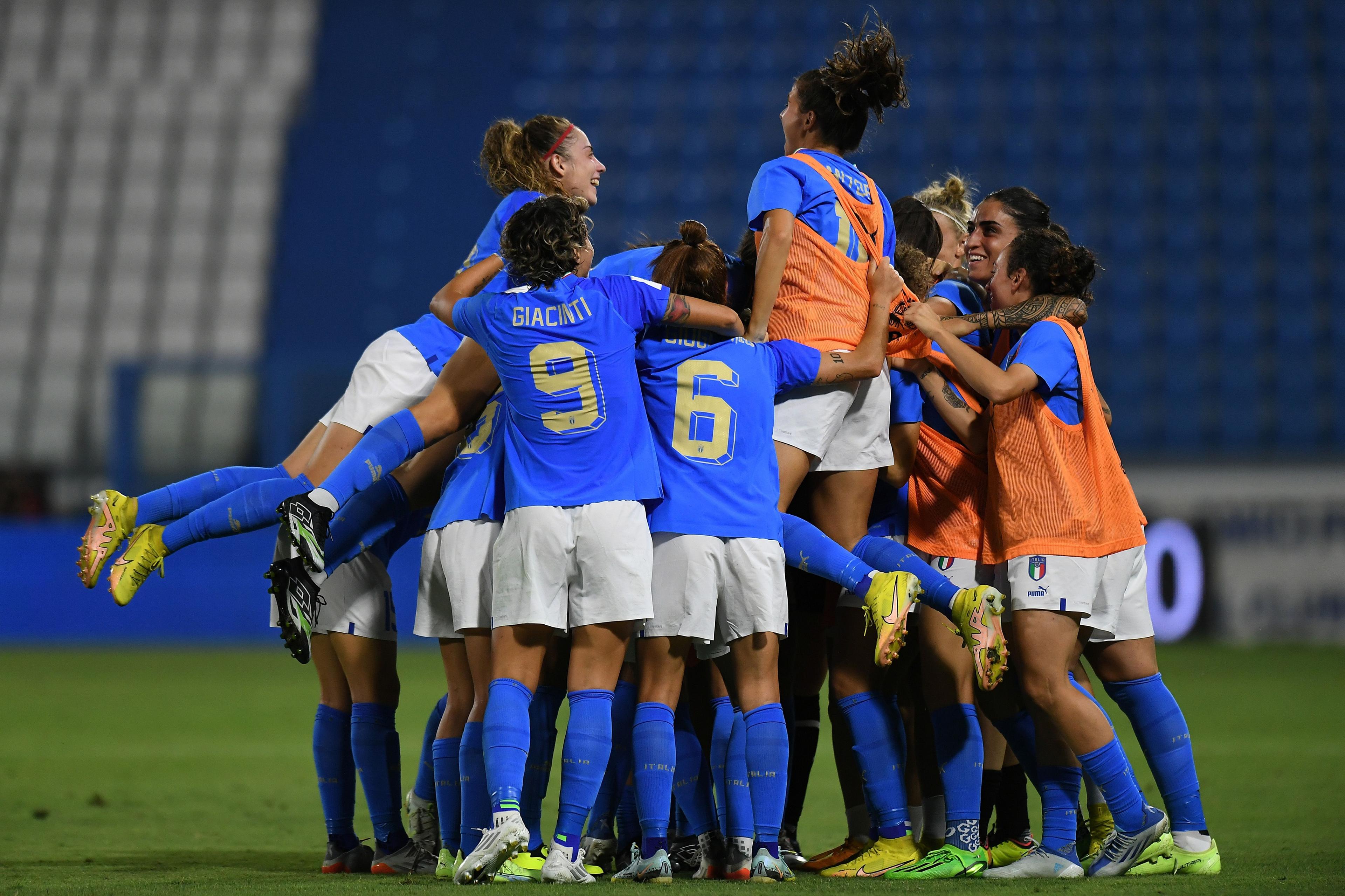ROME, ITALY - SEPTEMBER 06: Lisa Boattin of Italy Women celebrates after scoring her team second goal with teammatesduring the FIFA Women's World Cup 2023 Qualifier group G match between Italy and Romania at on September 06, 2022 in Rome , Italy. (Photo by Alessandro Sabattini/Getty Images)