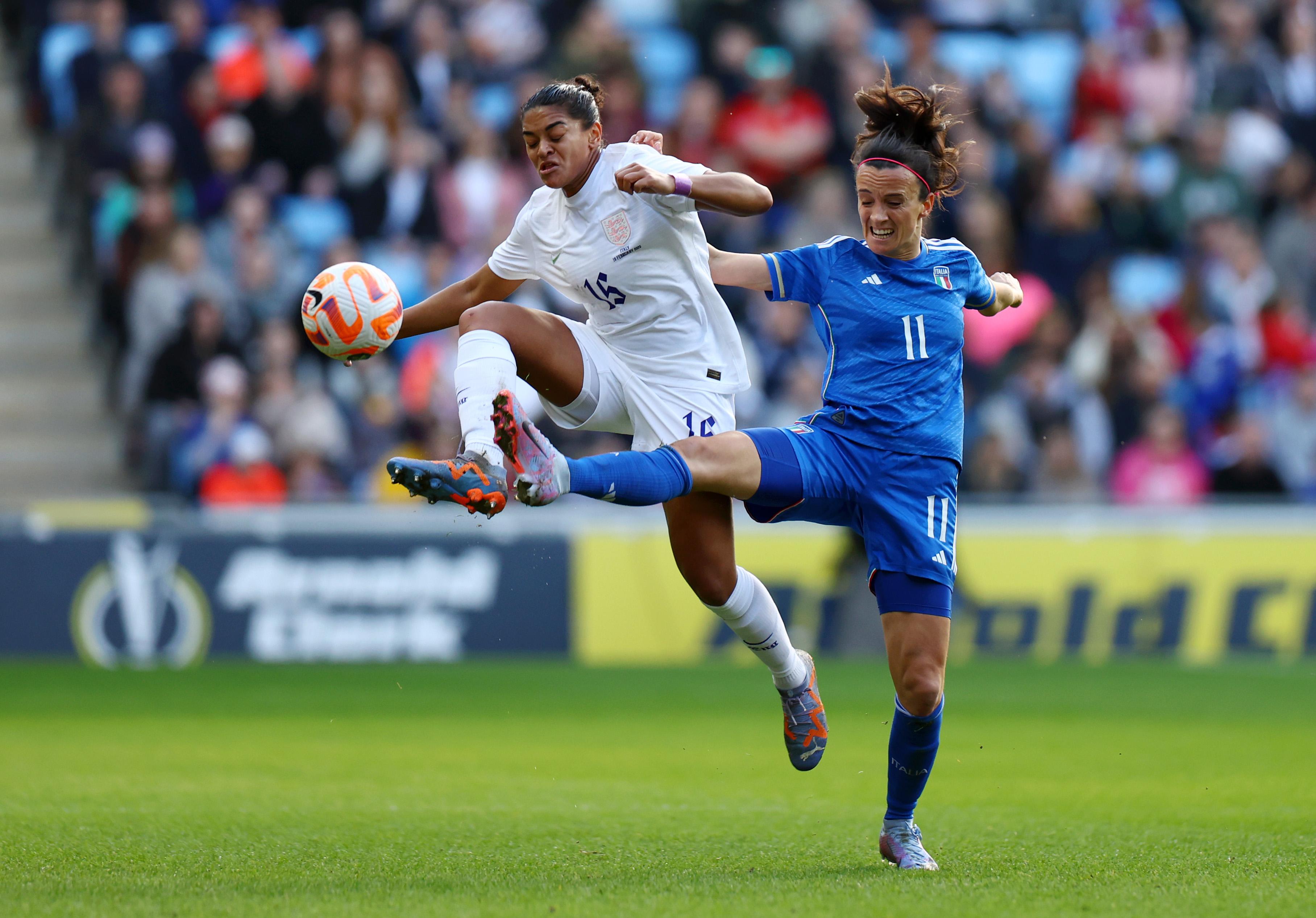 COVENTRY, ENGLAND - FEBRUARY 19: Jess Carter of England battles for possession with Barbara Bonansea of Italy during the Arnold Clark Cup match between England and Italy at CBS Arena on February 19, 2023 in Coventry, England. (Photo by Mark Thompson/Getty Images)