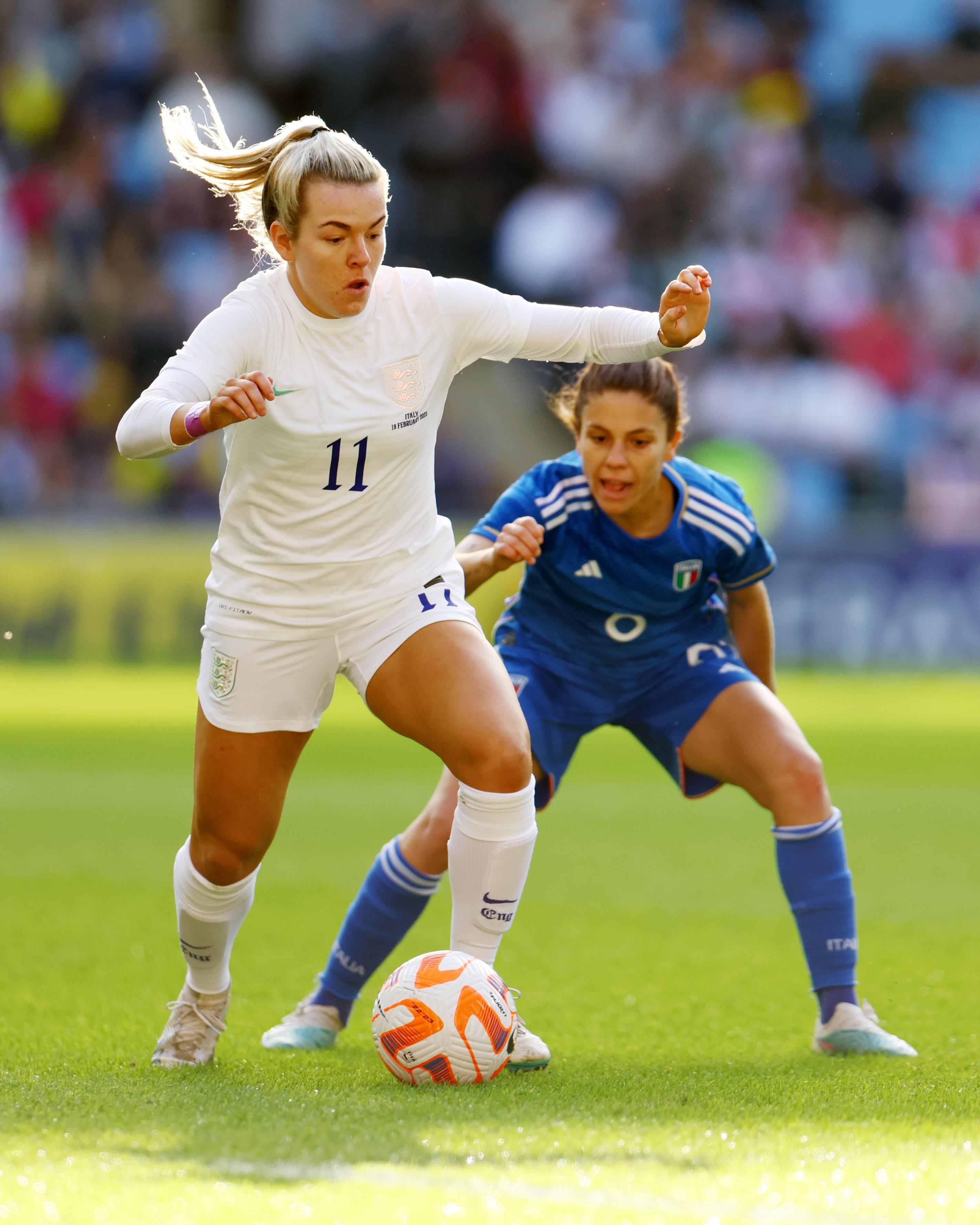 COVENTRY, ENGLAND - FEBRUARY 19: Lauren Hemp of England on the ball during the Arnold Clark Cup match between England and Italy at CBS Arena on February 19, 2023 in Coventry, England. (Photo by Mark Thompson/Getty Images)