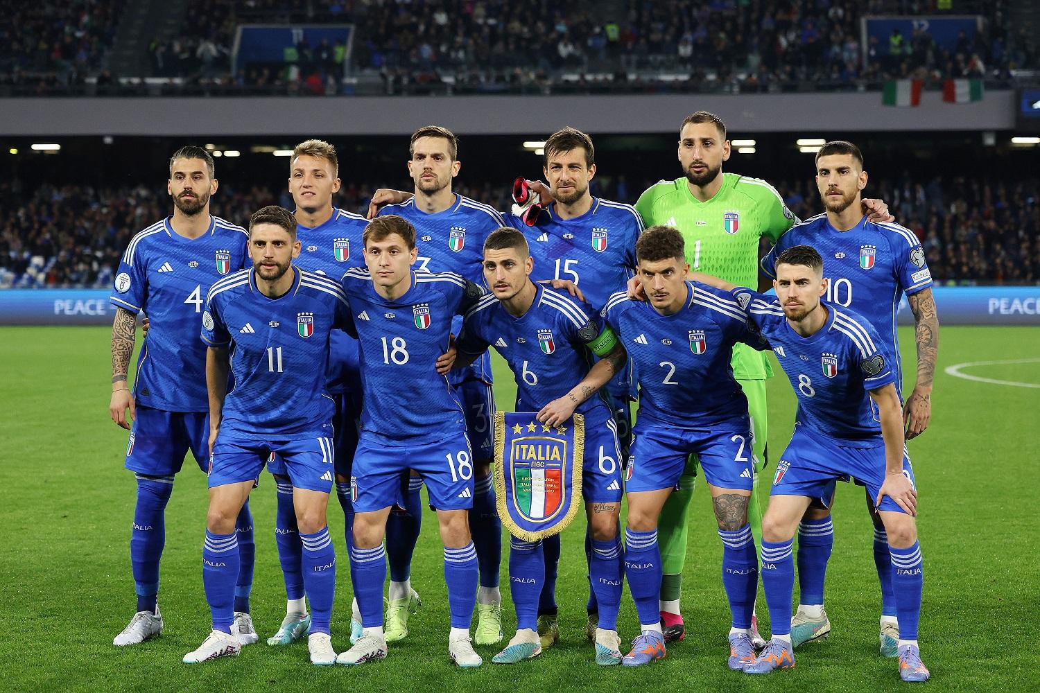 NAPLES, ITALY - MARCH 23: Italy team pose for a team pitcture before the UEFA EURO 2024 qualifying round group C match between Italy and England at Stadio Diego Armando Maradona on March 23, 2023 in Naples, Italy. (Photo by Francesco Pecoraro/Getty Images)