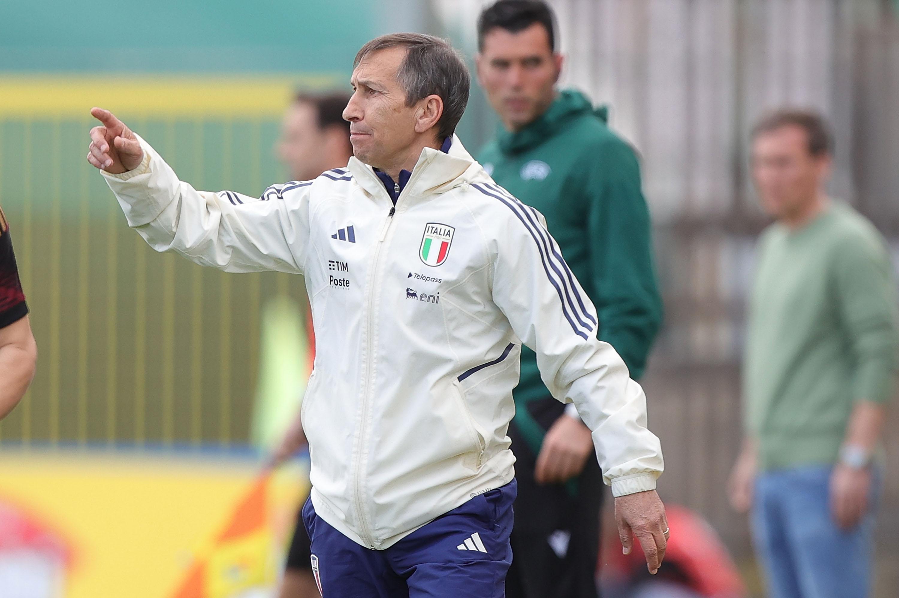 PRATO, ITALY - MARCH 27: Head coach of Italy U20 Carmine Nunziata gestures during the U20 international friendly match between Italy and Germany at Stadio Lungobisenzio on March 27, 2023 in Prato, Italy. (Photo by Gabriele Maltinti/Getty Images) *** Local Caption *** Carmen Nunziata