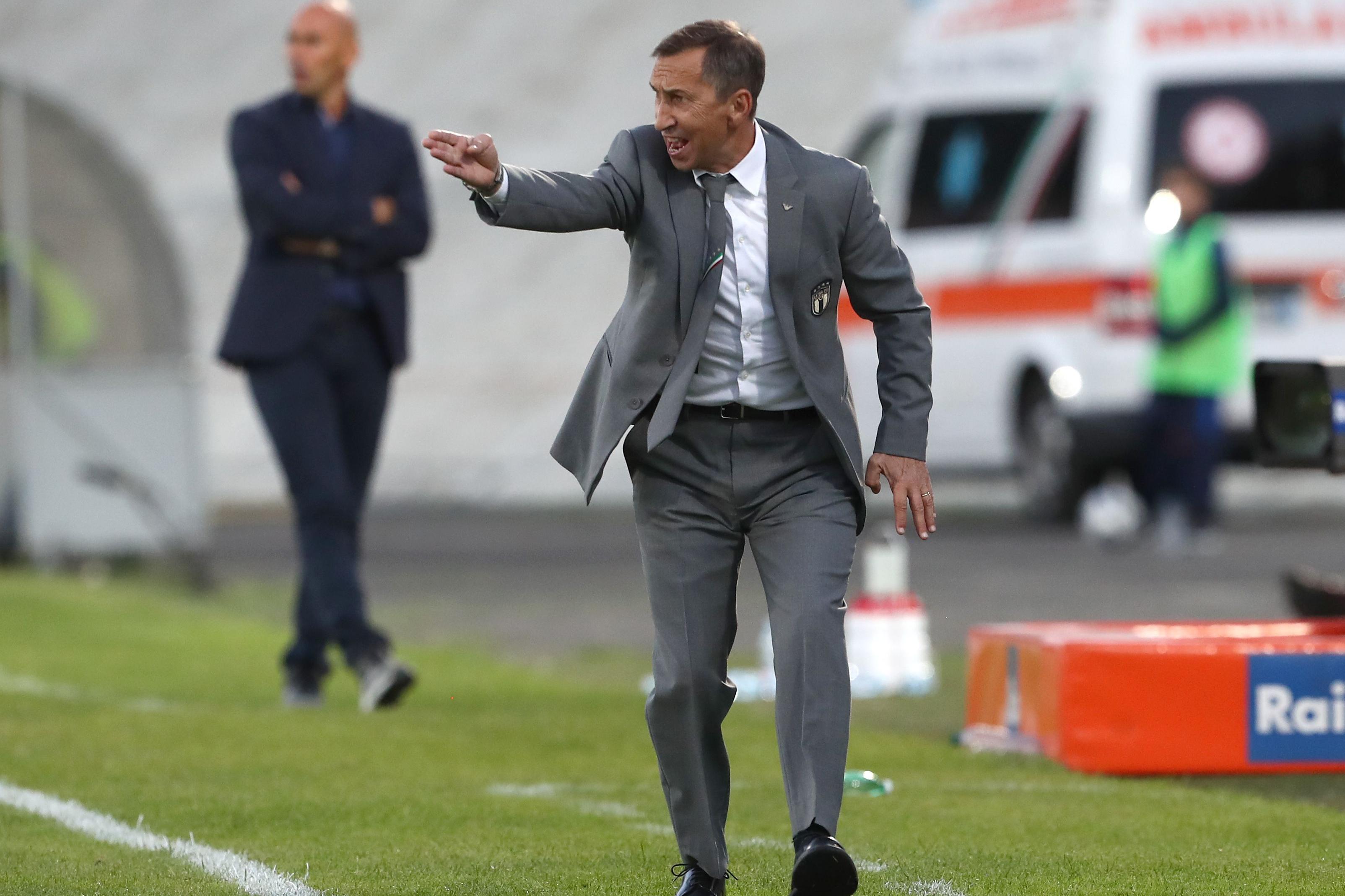 VARESE, ITALY - SEPTEMBER 27: Italy coach Carmine Nunziata issues instructions to his players during the International Friendly Match between Italy U20 and Switzerland U20 at Stadio Franco Ossola on September 27, 2022 in Varese, Italy. (Photo by Marco Luzzani/Getty Images)
