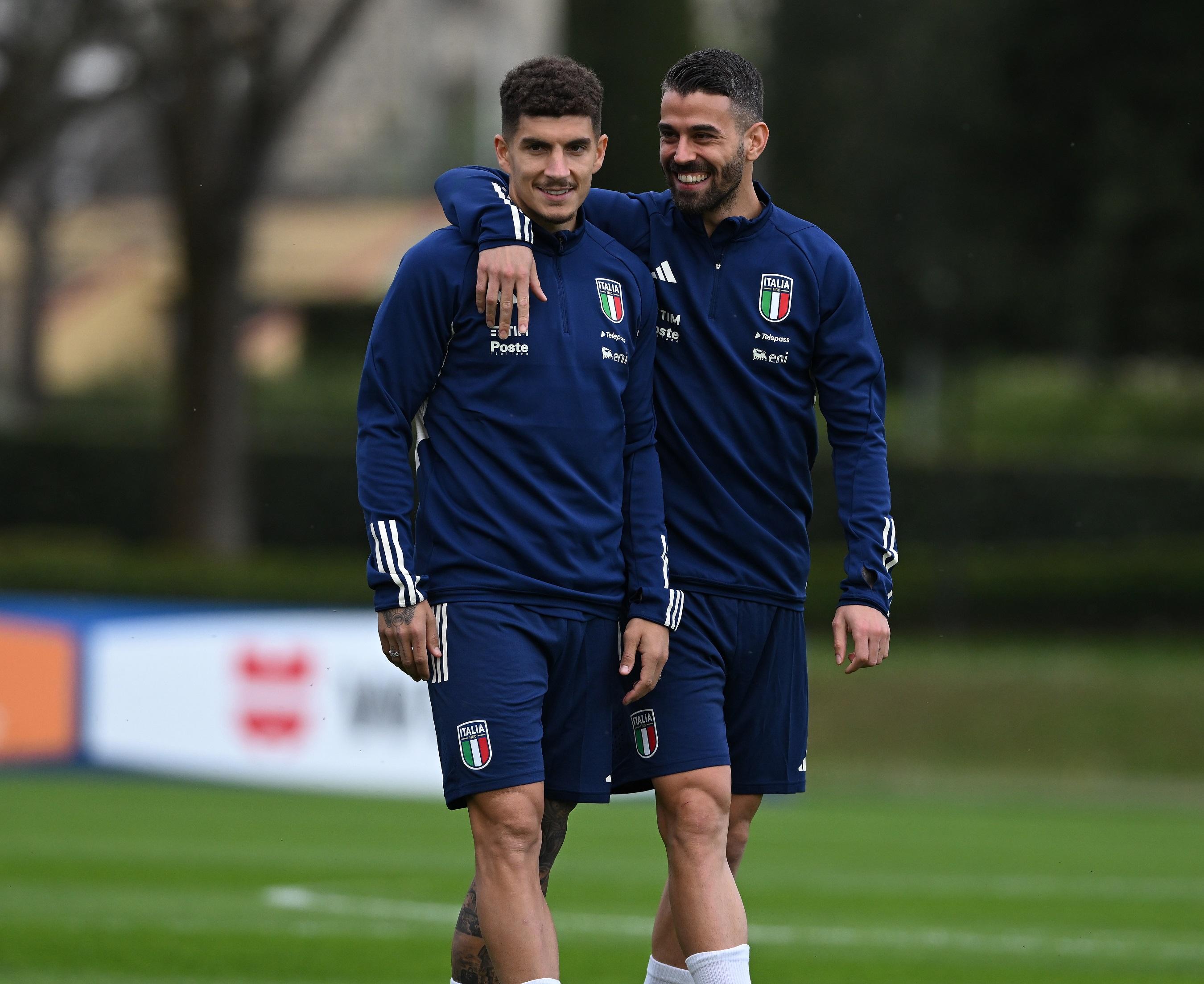 FLORENCE, ITALY - MARCH 20: Giovanni Di Lorenzo and Leonardo Spinazzola of Italy arrive during an Italy training session at Centro Tecnico Federale di Coverciano on March 20, 2023 in Florence, Italy. (Photo by Claudio Villa/Getty Images)