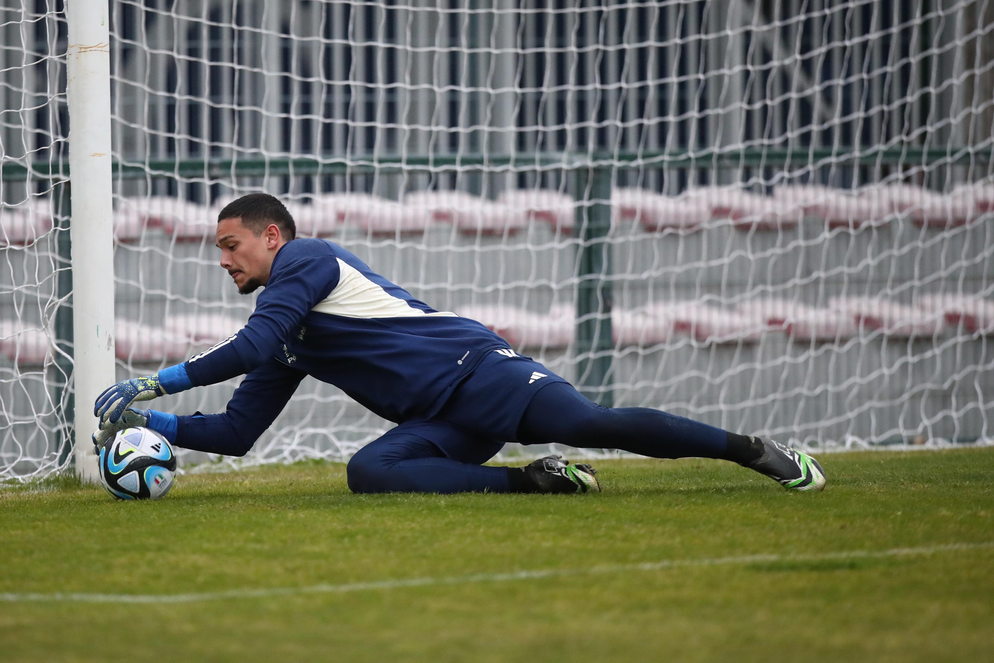 ROME, ITALY - MARCH 20: Italy U21 goalkeeper Elia Caprile in action during the training session at Giulio Onesti sport centre on March 20, 2023 in Rome, Italy. (Photo by Paolo Bruno/Getty Images)