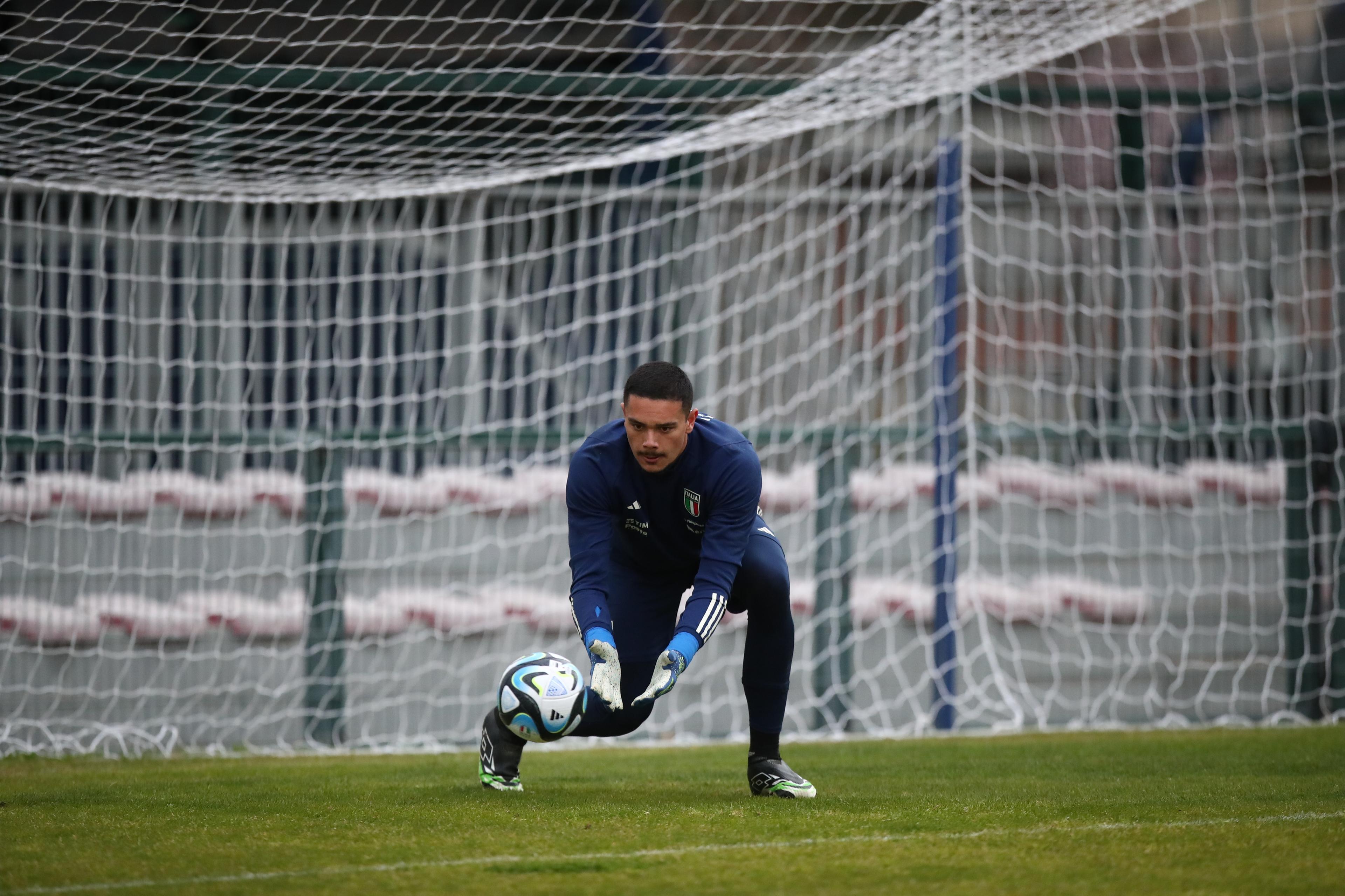 ROME, ITALY - MARCH 20: Italy U21 goalkeeper Elia Caprile in action during the training session at Giulio Onesti sport centre on March 20, 2023 in Rome, Italy. (Photo by Paolo Bruno/Getty Images)