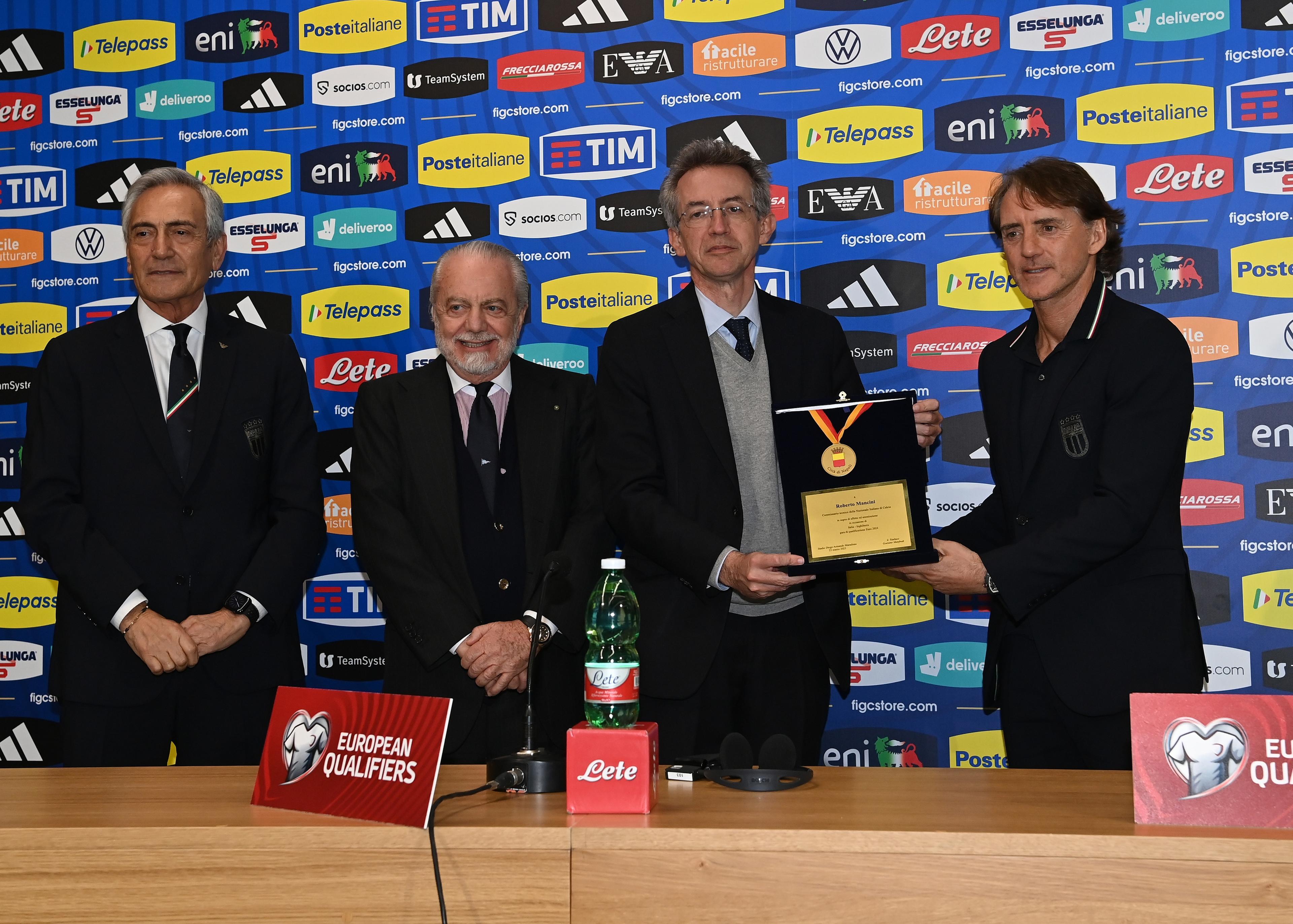 NAPLES, ITALY - MARCH 22: Gabriele Gravina, Aurelio De Laurentis, Gaetano Manfredi and Head coach of Italy Roberto Mancini speak with the media during press conference at Naples on March 22, 2023 in Naples, Italy. (Photo by Claudio Villa/Getty Images)