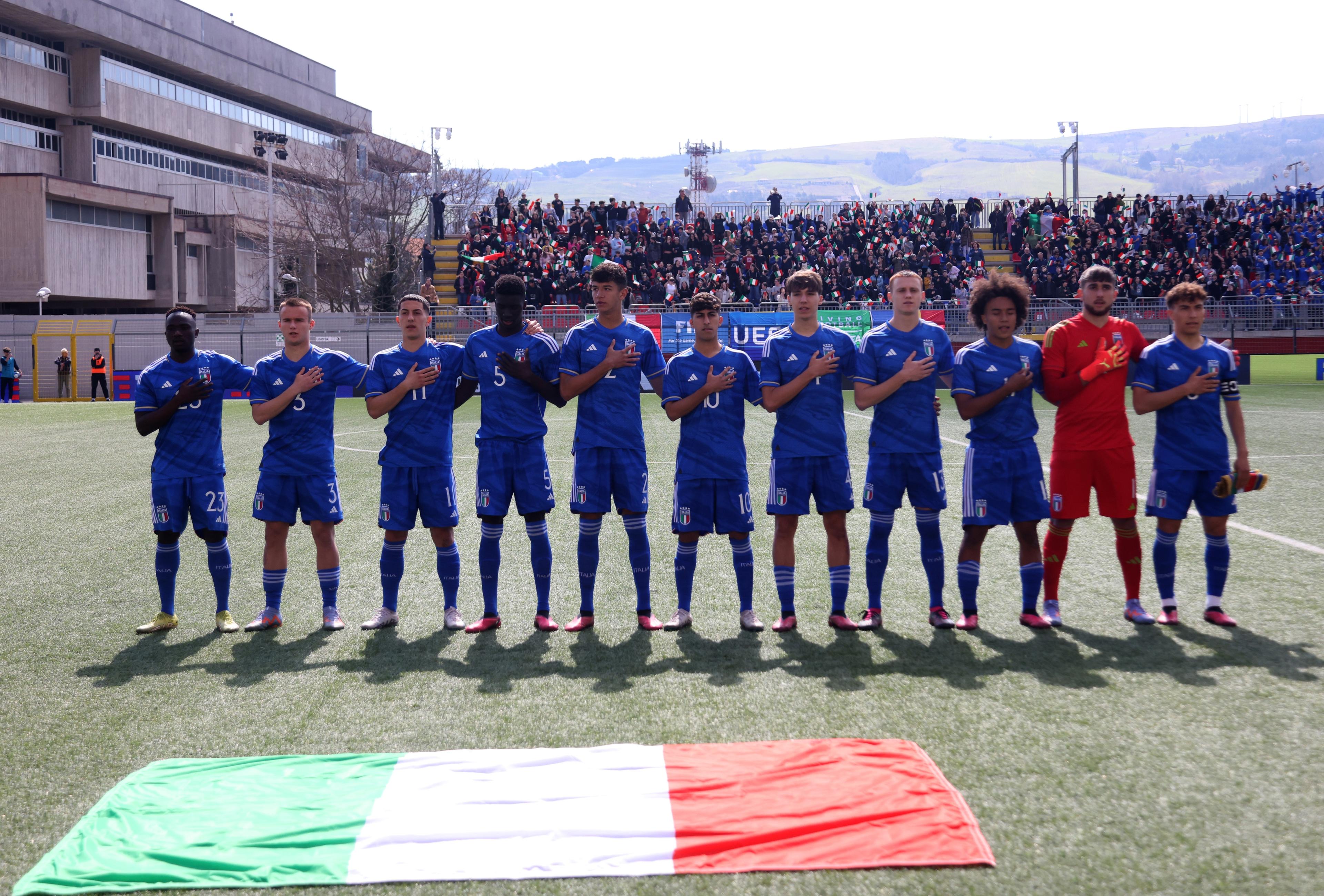 POTENZA, ITALY - MARCH 23: Palyers of Italy sing the national anthem during International Friendly match between Italy and Romania at Stadio Alfredo Viviani on March 23, 2023 in Potenza, Italy. (Photo by Maurizio Lagana/Getty Images)