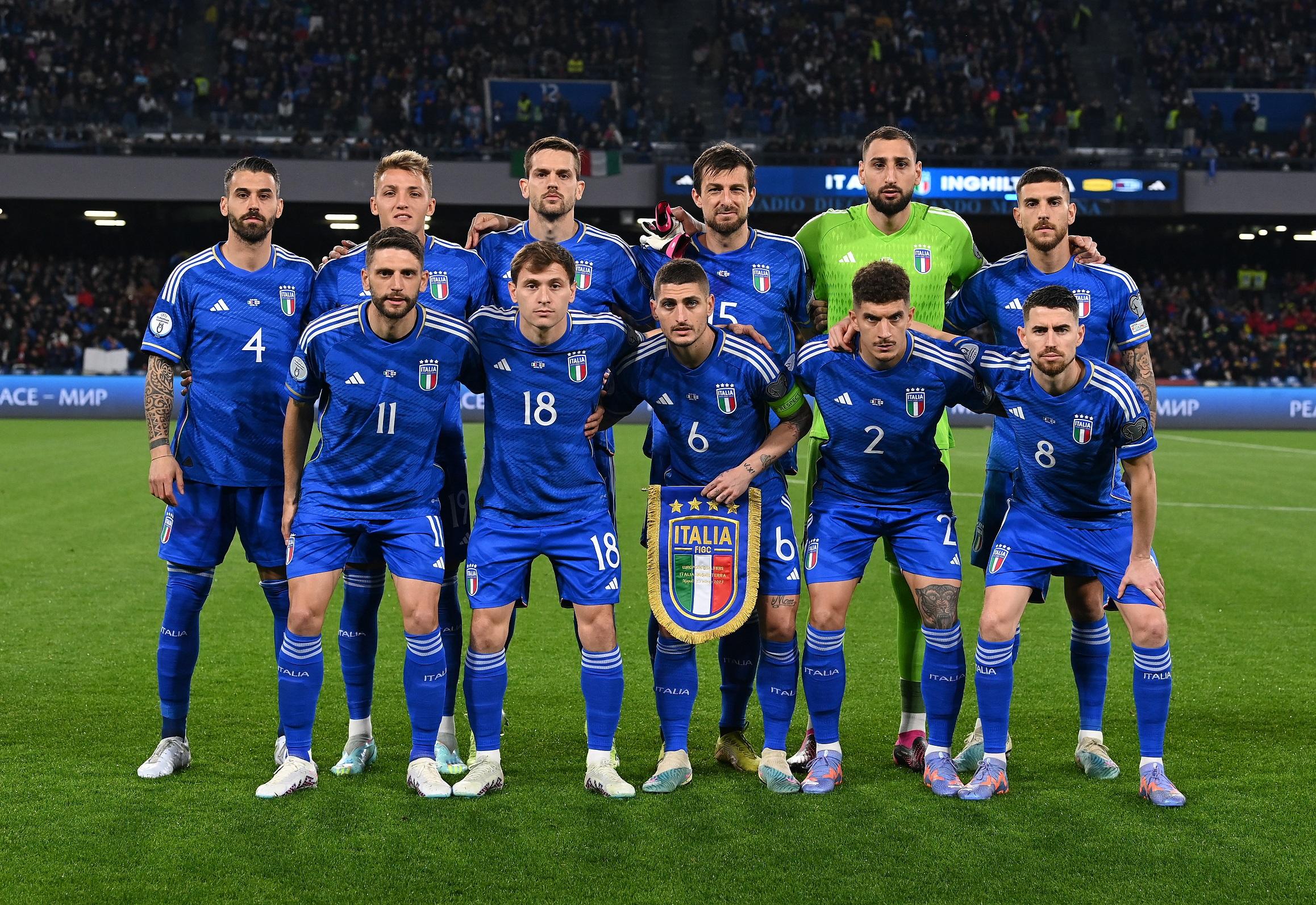 NAPLES, ITALY - MARCH 23: Players of Italy line up prior to the UEFA EURO 2024 qualifying round group C match between Italy and England at Stadio Diego Armando Maradona on March 23, 2023 in Naples, Italy. (Photo by Claudio Villa/Getty Images )