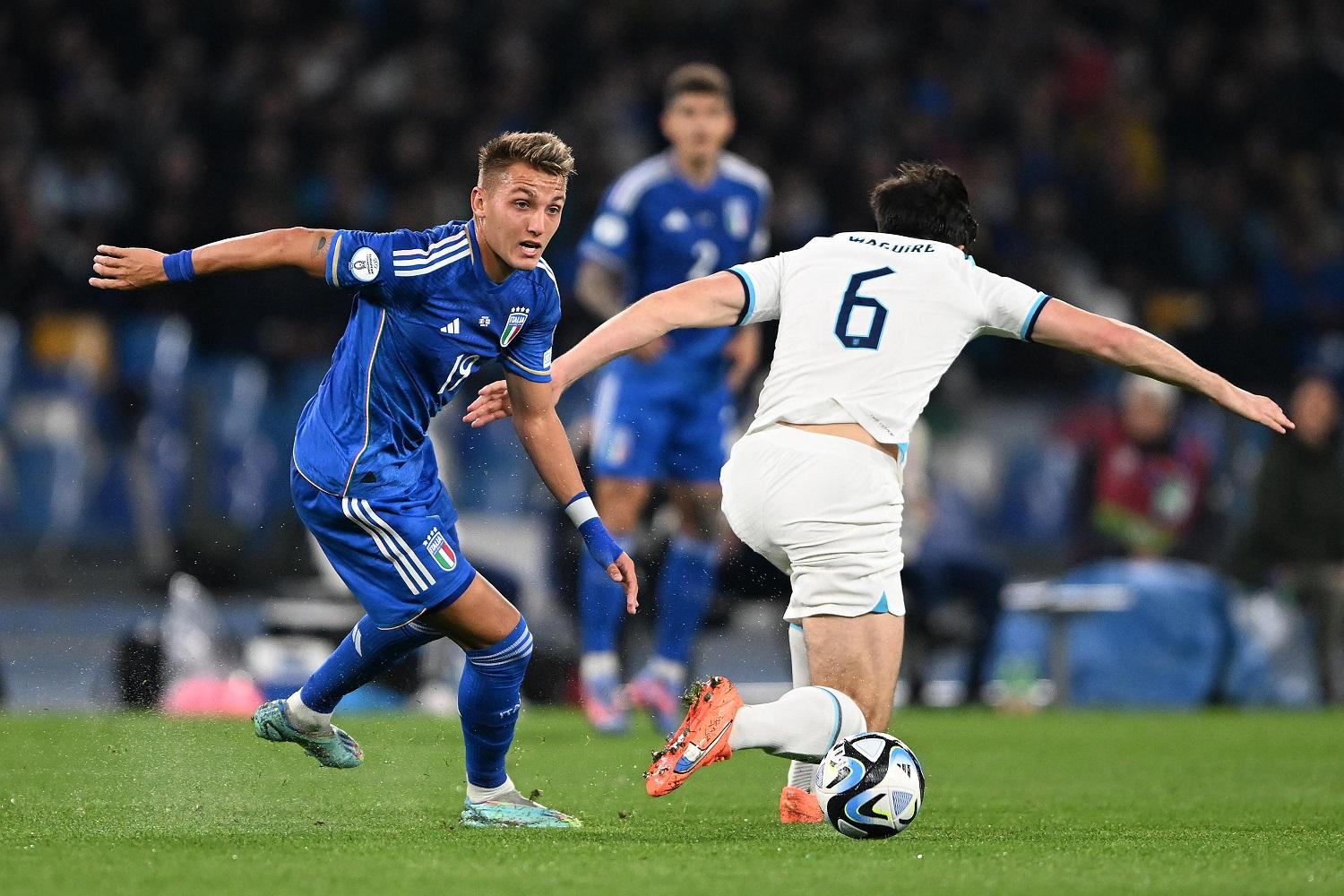 NAPLES, ITALY - MARCH 23: Mateo Retegui of Italy battles for possession with Harry Maguire of England during the UEFA EURO 2024 qualifying round group C match between Italy and England at Stadio Diego Armando Maradona on March 23, 2023 in Naples, Italy. (Photo by Francesco Pecoraro/Getty Images)