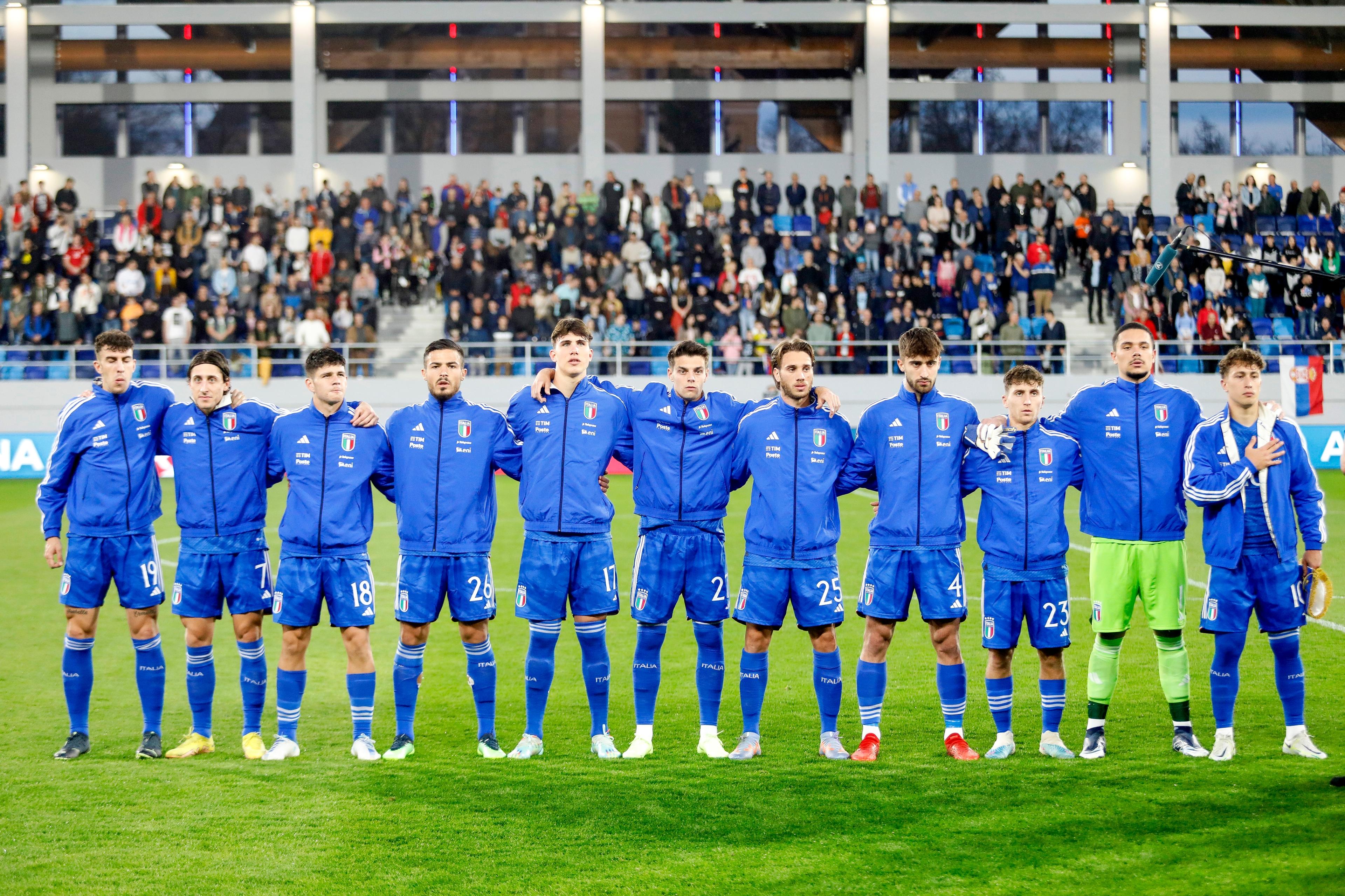 BACKA TOPOLA, SERBIA - MARCH 24: Players of Italy U21 team sing national anthem prior to the International Friendly match between Serbia U21 and Italy U21 at stadium TSC Arena on March 24, 2023 in Backa Topola, Serbia. (Photo by Srdjan Stevanovic/Getty Images)