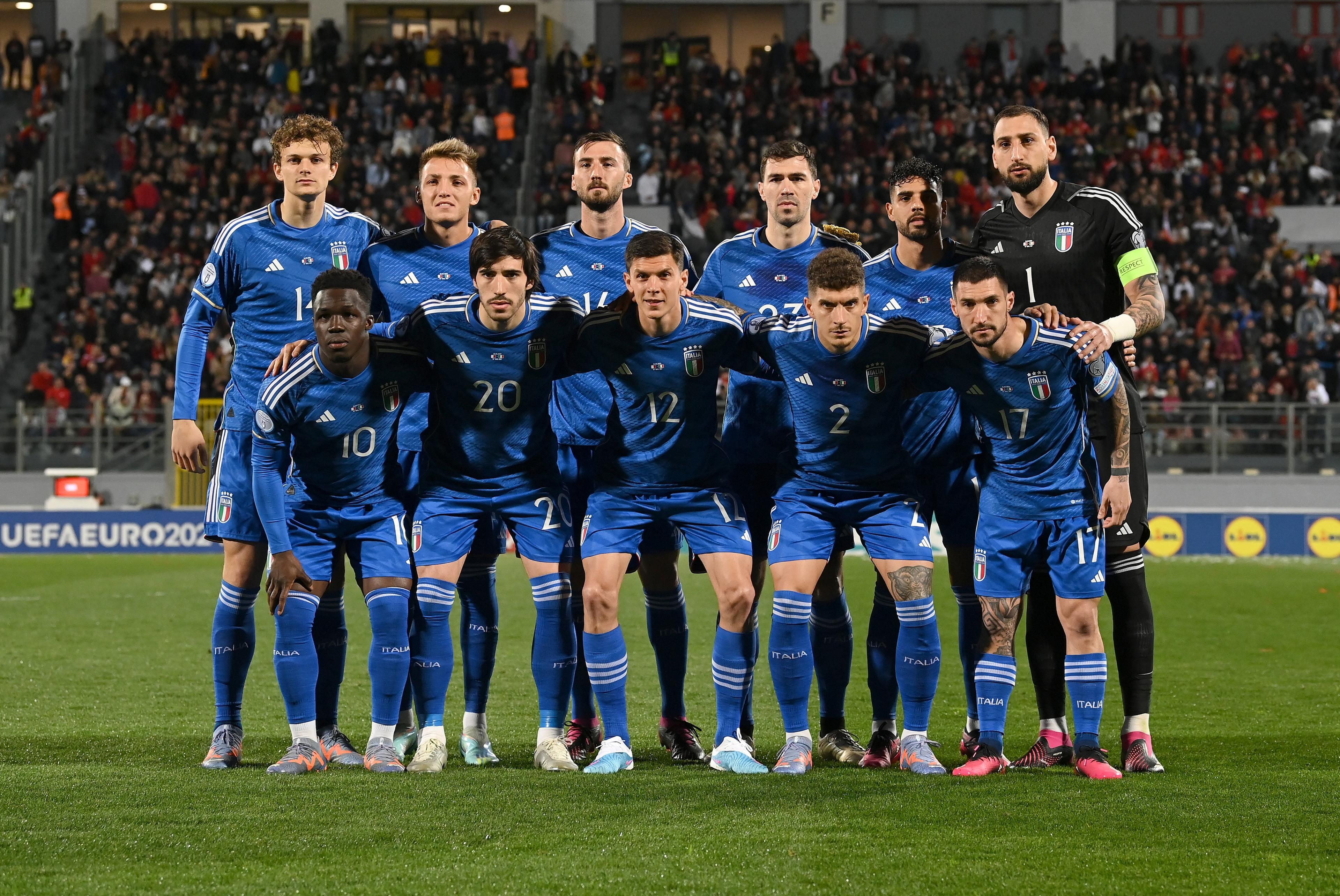 MALTA, MALTA - MARCH 26: Players of Italy line up during the National Anthems prior to the UEFA EURO 2024 qualifying round group C match between Malta and Italy at the National Stadium on March 26, 2023 in Ta' Qali, Malta. (Photo by Claudio Villa/Getty Images )