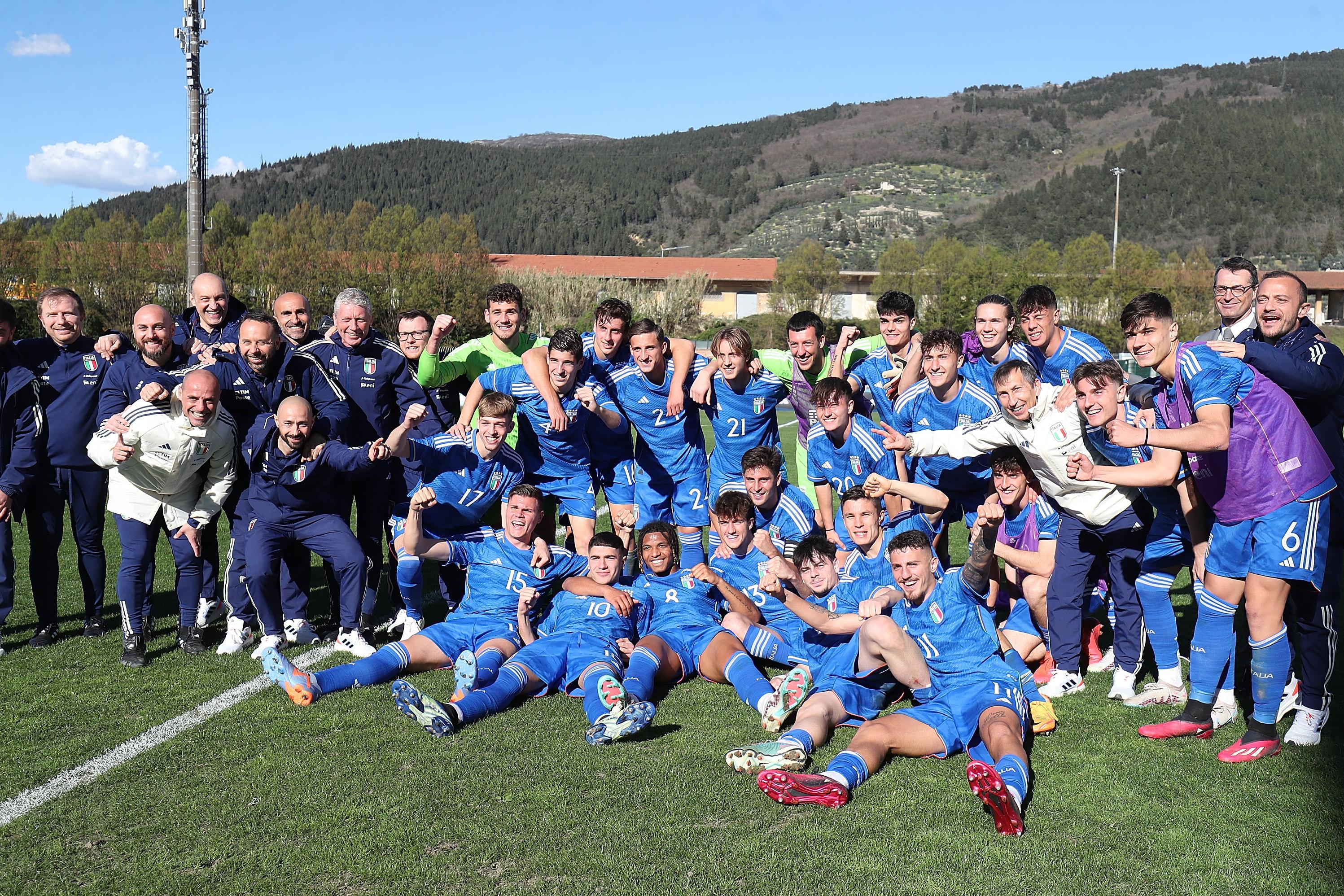 PRATO, ITALY - MARCH 27: All players of Italy U20 and staff during the U20 international friendly match between Italy and Germany at Stadio Lungobisenzio on March 27, 2023 in Prato, Italy.  (Photo by Gabriele Maltinti/Getty Images)