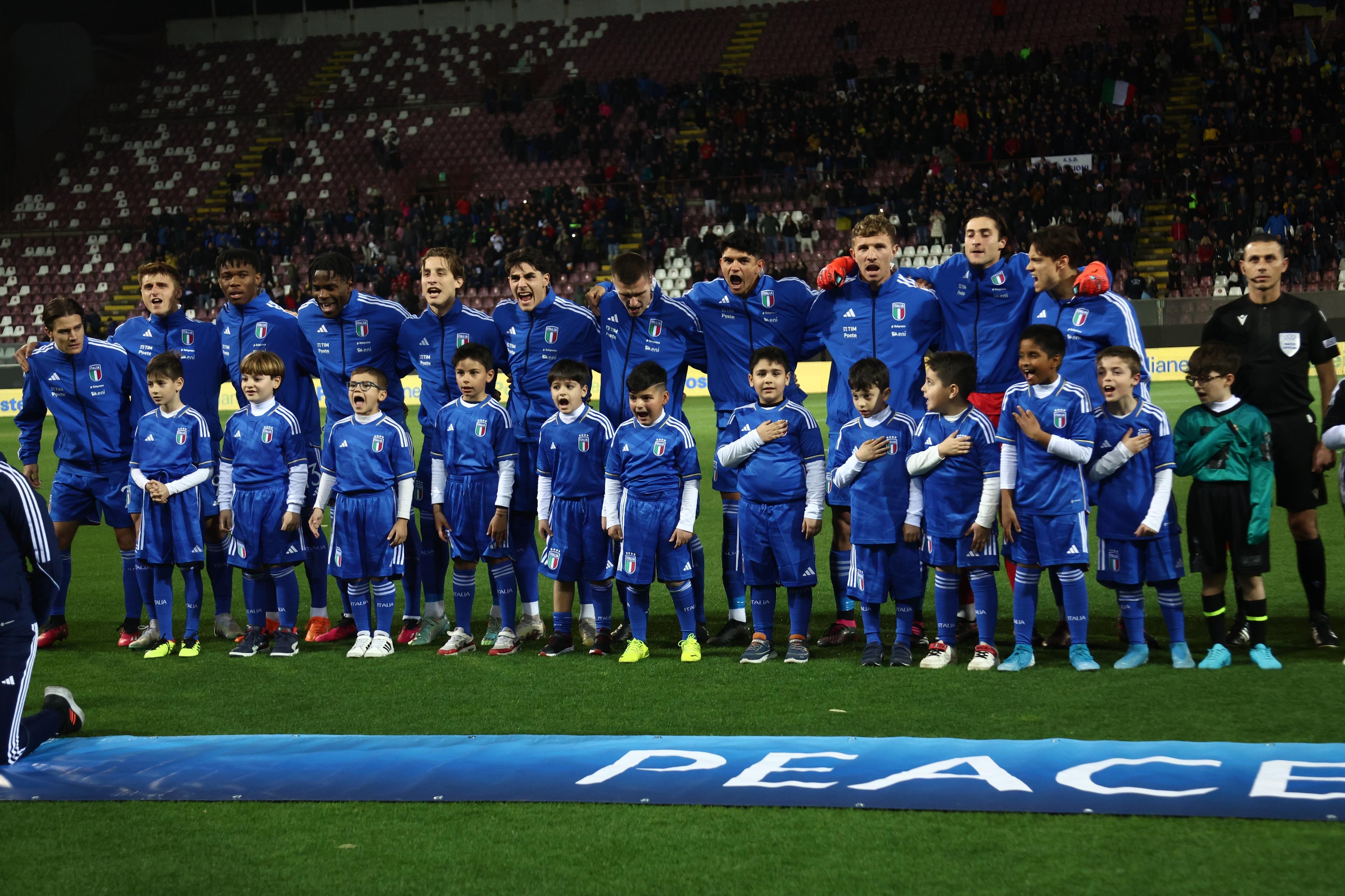 REGGIO CALABRIA, ITALY - MARCH 27: Players of Italy sing the national anthem during the International Friendly match between Italy U21 and Ukraine U21 at Stadio Oreste Granillo on March 27, 2023 in Reggio Calabria, Italy. (Photo by Maurizio Lagana/Getty Images)