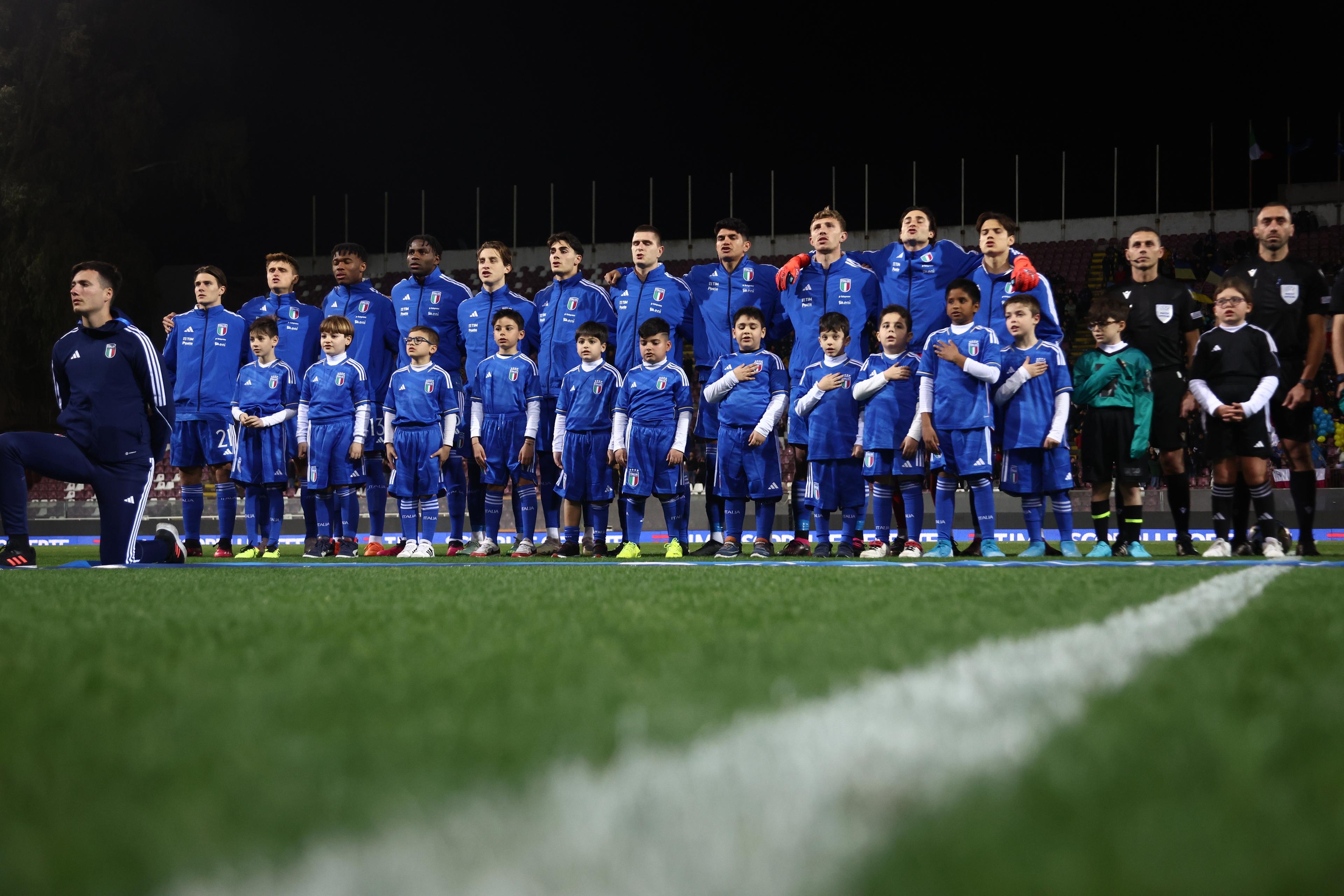 REGGIO CALABRIA, ITALY - MARCH 27: Players of Italy sing the national anthem during the International Friendly match between Italy U21 and Ukraine U21 at Stadio Oreste Granillo on March 27, 2023 in Reggio Calabria, Italy. (Photo by Maurizio Lagana/Getty Images)