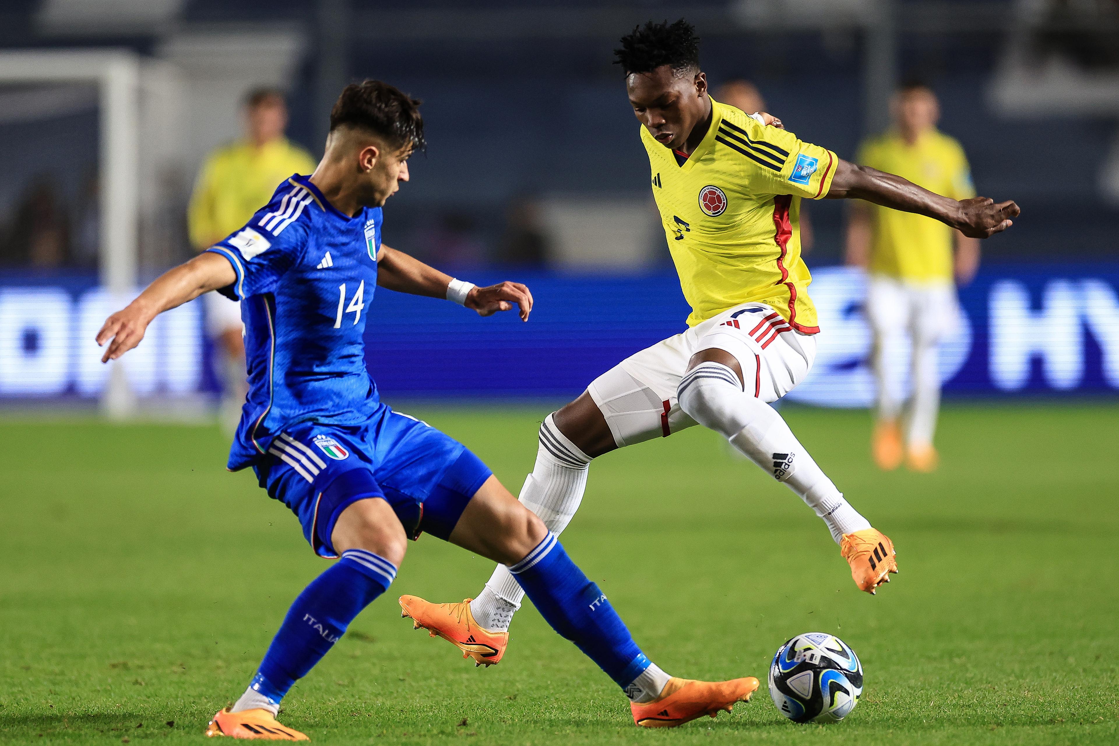 SAN JUAN, ARGENTINA - JUNE 03: Jorge Cabezas Hurtado of Colombia battles for the ball with Gabriele Guarino of Italy during a FIFA U-20 World Cup Argentina 2023 Quarter Finals match between Colombia and Italy at Estadio San Juan on June 03, 2023 in San Juan, Argentina. (Photo by Buda Mendes - FIFA/FIFA via Getty Images)
