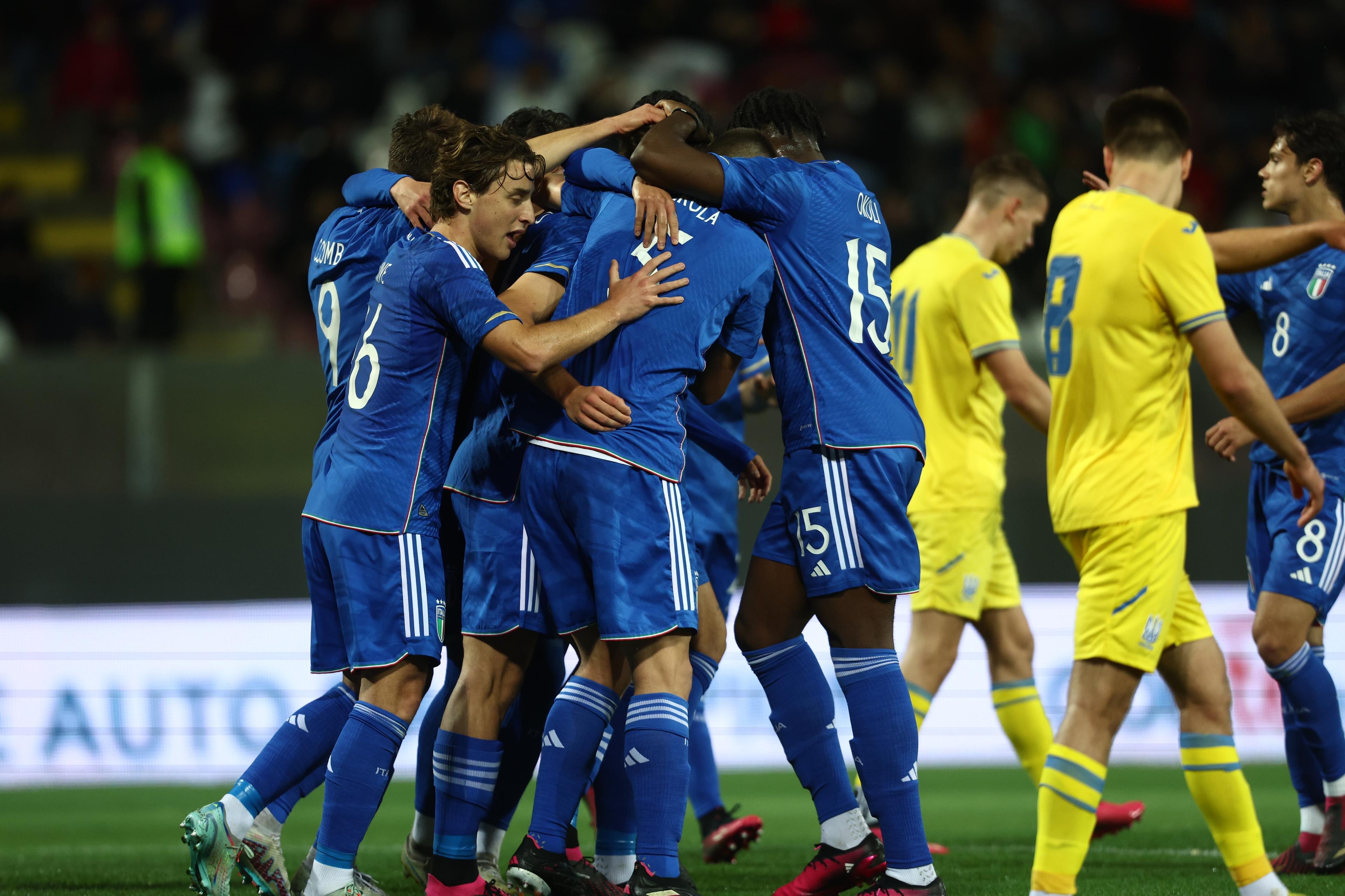 REGGIO CALABRIA, ITALY - MARCH 27: Players of Italy celebrate during the International Friendly match between Italy U21 and Ukraine U21 at Stadio Oreste Granillo on March 27, 2023 in Reggio Calabria, Italy. (Photo by Maurizio Lagana/Getty Images)