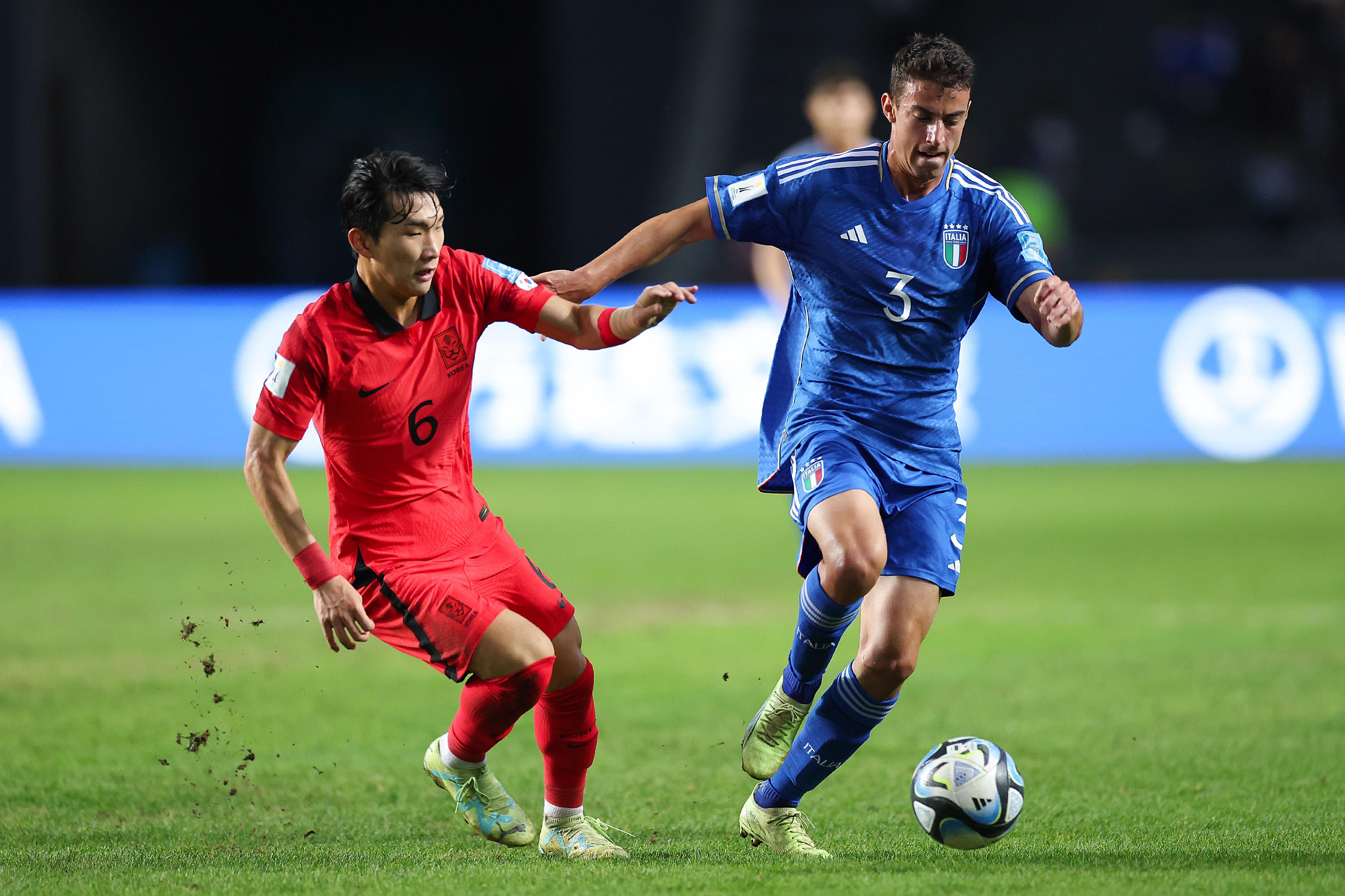LA PLATA, ARGENTINA - JUNE 08: Park Hyunbin of Korea Republic battles for the ball with Riccardo Turicchia of Italy during the FIFA U-20 World Cup Argentina 2023 Semi Finals match between Italy and Korea Republic at Estadio La Plata on June 08, 2023 in La Plata, Argentina. (Photo by Tim Nwachukwu - FIFA/FIFA via Getty Images)