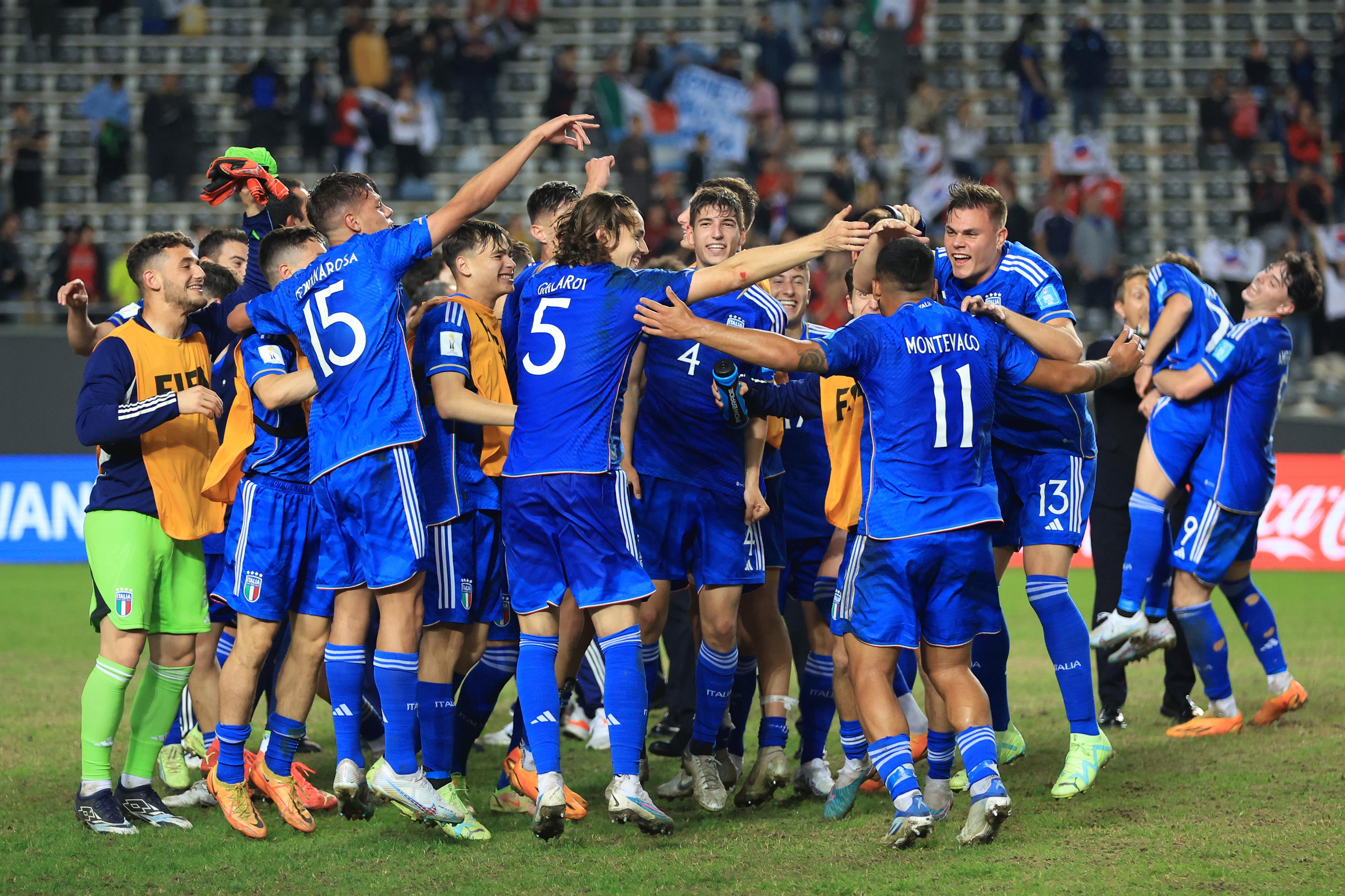 LA PLATA, ARGENTINA - JUNE 08: Players of Italy celebrate following the team\\'s victory in  the FIFA U-20 World Cup Argentina 2023  Semi Finals match between Italy and Korea Republic at Estadio La Plata on June 08, 2023 in La Plata, Argentina. (Photo by Buda Mendes - FIFA/FIFA via Getty Images)