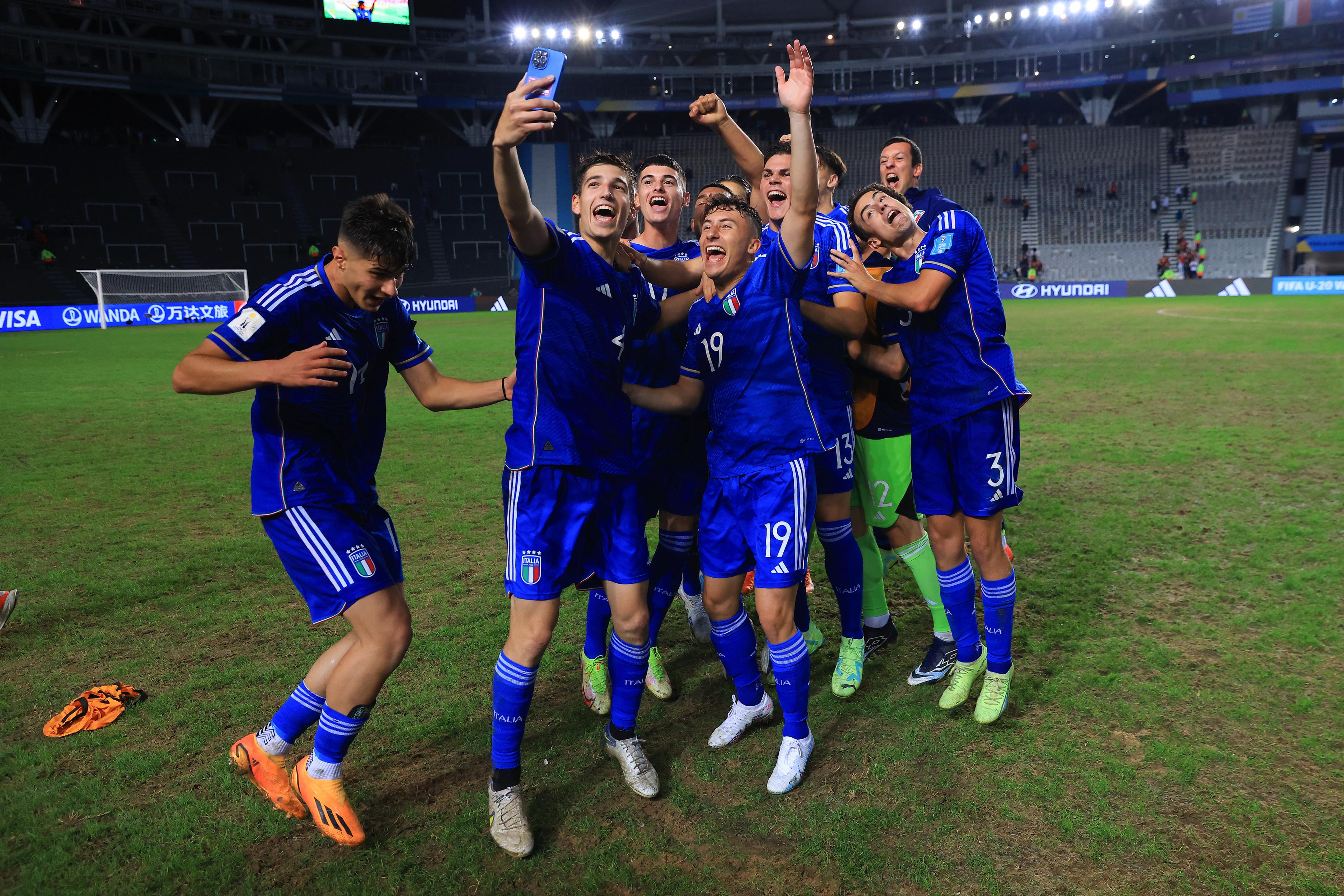 LA PLATA, ARGENTINA - JUNE 08: Players of Italy celebrate following the team's victory in the FIFA U-20 World Cup Argentina 2023 Semi Finals match between Italy and Korea Republic at Estadio La Plata on June 08, 2023 in La Plata, Argentina. (Photo by Buda Mendes - FIFA/FIFA via Getty Images)