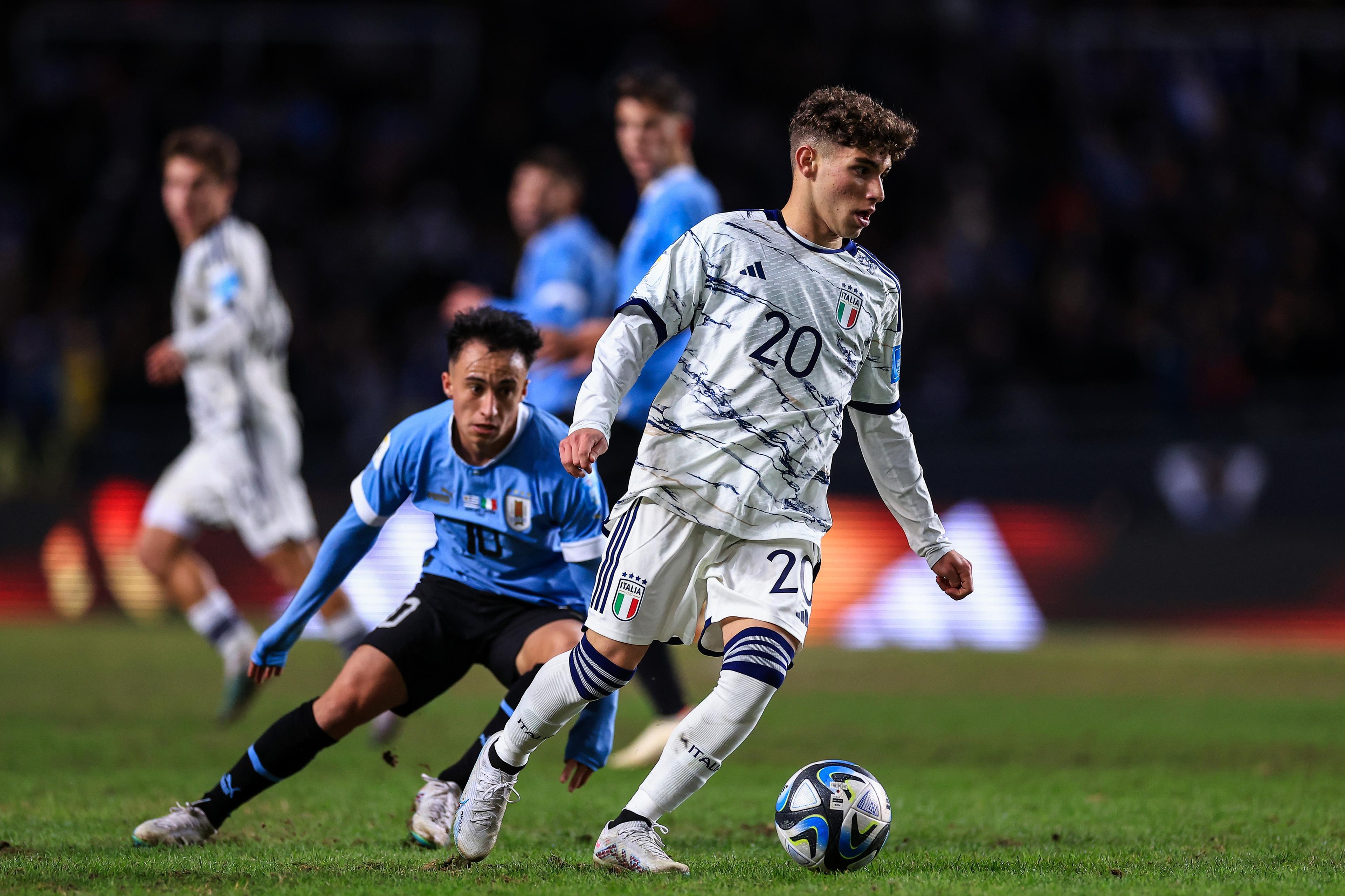 LA PLATA, ARGENTINA - JUNE 11: Simone Pafundi of Italy drives the ball during the FIFA U-20 World Cup Argentina 2023 Final match between Italy and Uruguay at Estadio La Plata on June 11, 2023 in La Plata, Argentina. (Photo by Buda Mendes - FIFA/FIFA via Getty Images)