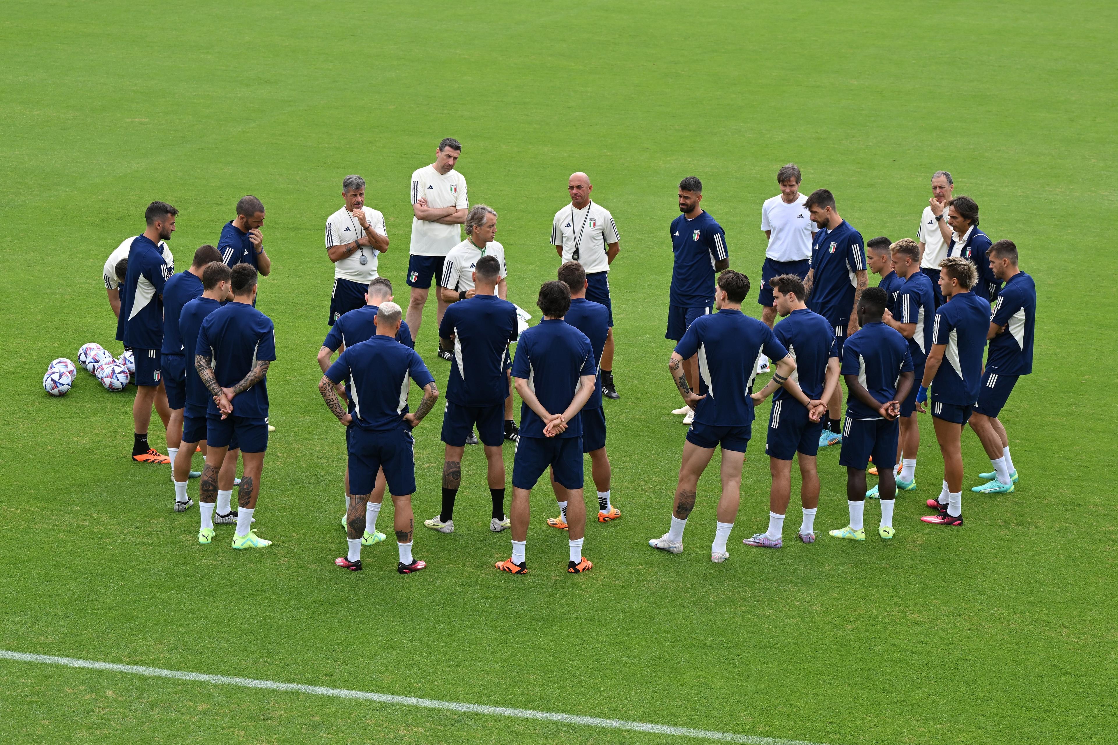 ENSCHEDE, NETHERLANDS - JUNE 14:  Head coach of Italy Roberto Mancini speak with his team and players before an Italy Training Session during the UEFA Nations League 2022/23 at Centro Tecnico di Coverciano on June 14, 2023 in Florence, Italy. (Photo by Claudio Villa/Getty Images)