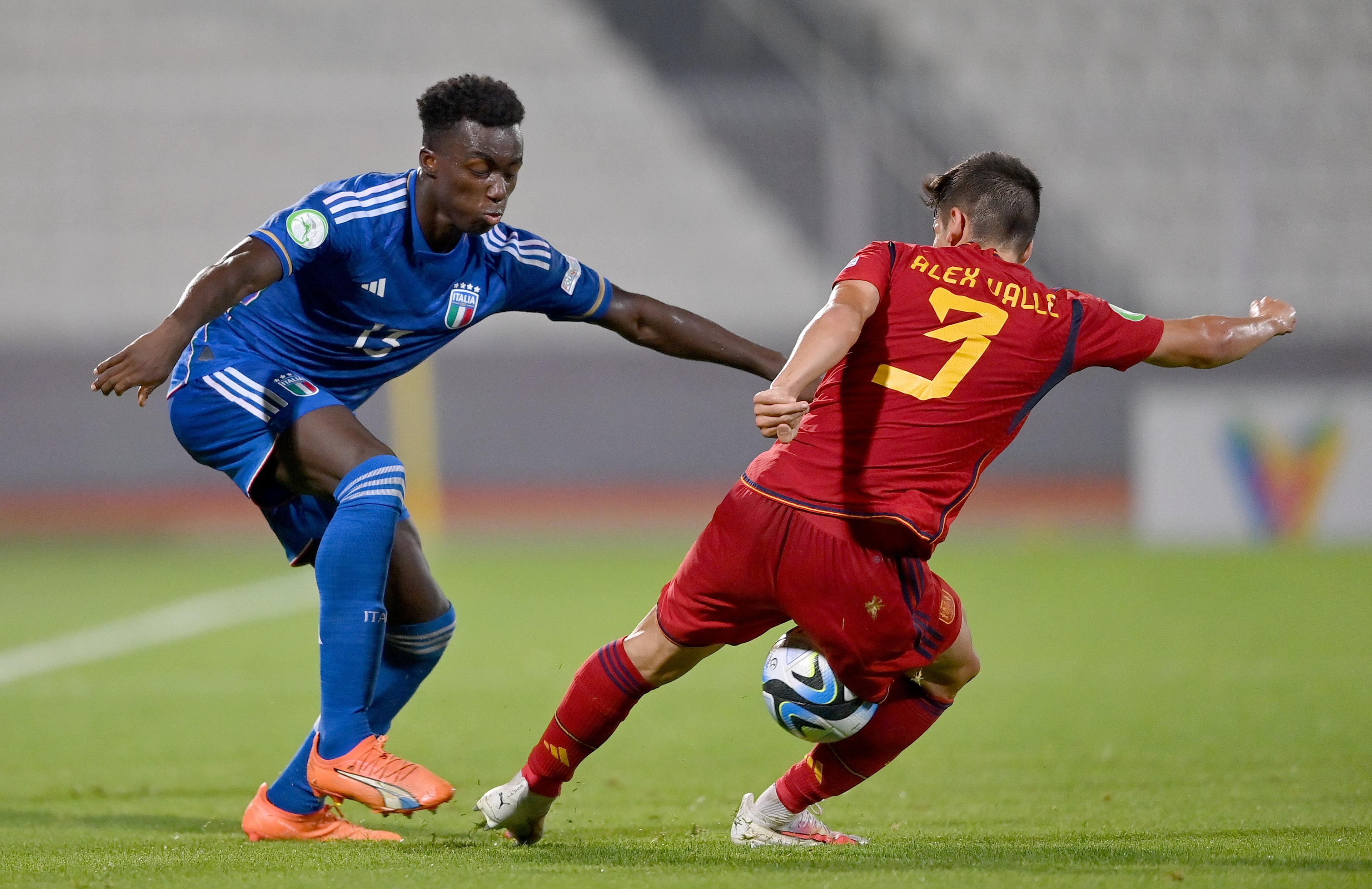 TA' QALI, MALTA - JULY 13: Michael Olabode Kayode of Italy in action against Ãlex Valle of Spain during the UEFA European Under-19 Championship 2022/23 semi-final match between Spain and Italy at the National Stadium on July 13, 2023 in Ta' Qali, Malta. (Photo by Seb Daly - Sportsfile/UEFA via Getty Images)