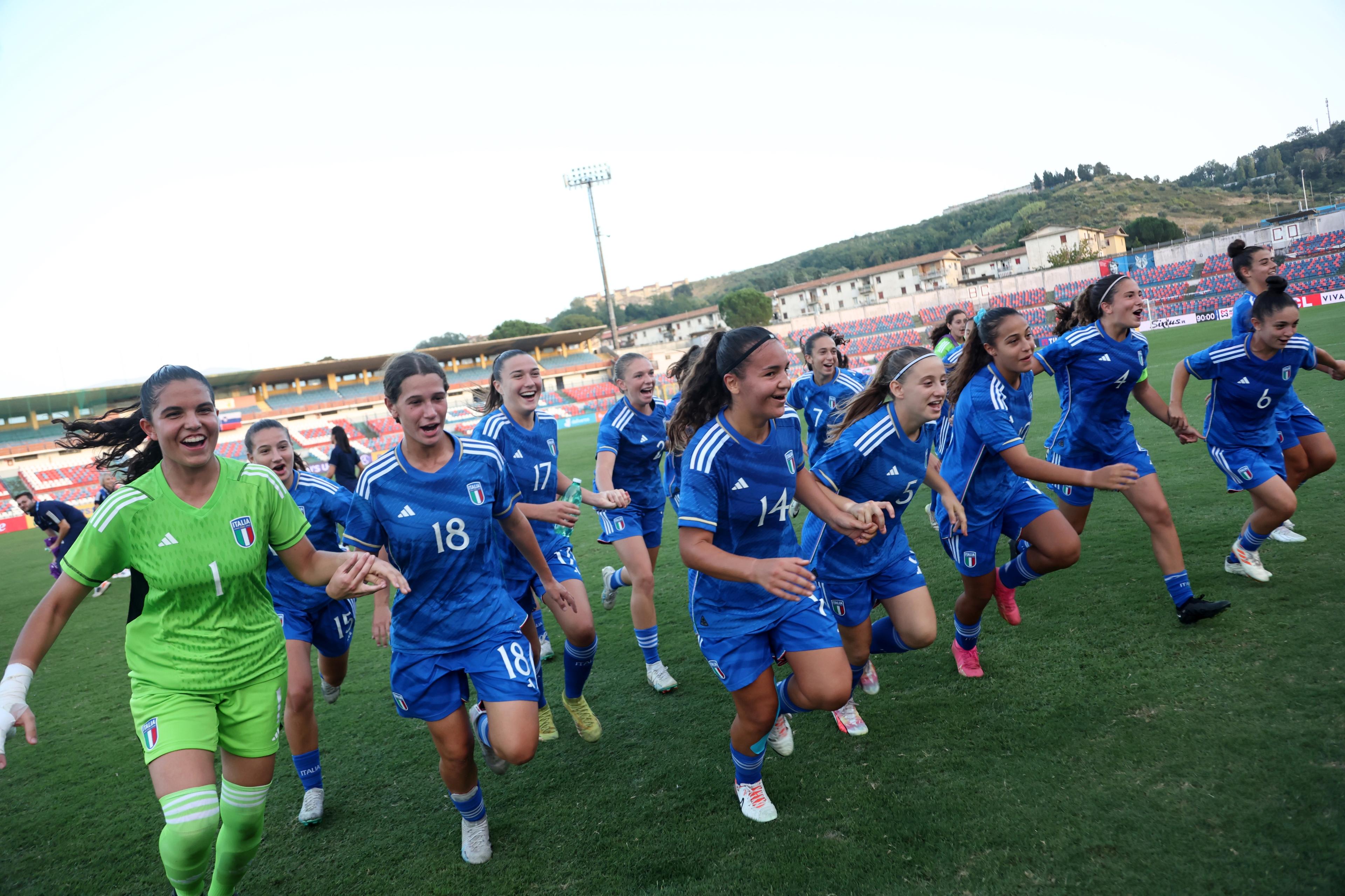 COSENZA, ITALY - OCTOBER 09: Players of Italy celebrate the victory after the 2023/24 UEFA European Women\\'s Under-17 Championship Round 1 match between Italy and Slovenia on October 09, 2023 in Cosenza, Italy. (Photo by Maurizio Lagana/Getty Images)