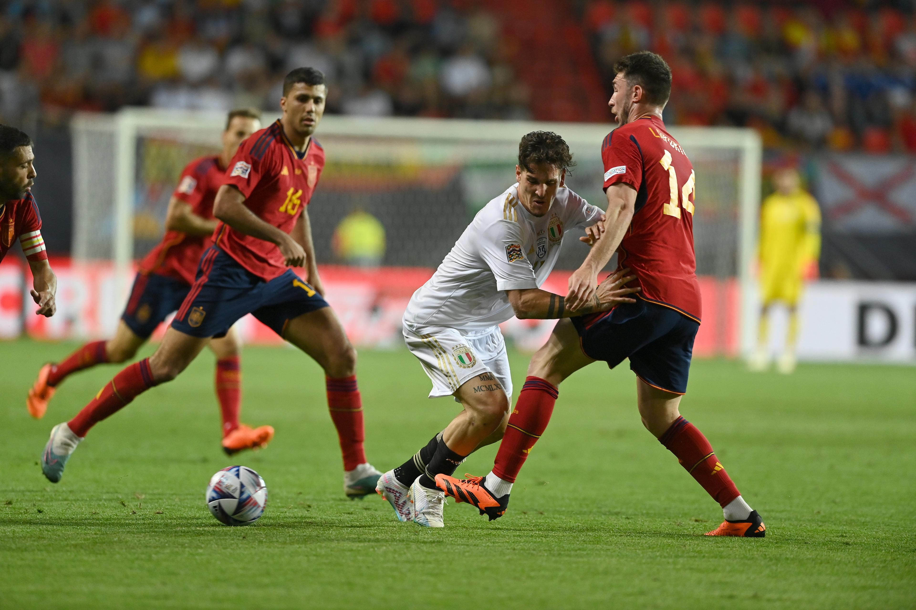 ENSCHEDE, NETHERLANDS - JUNE 15:  Nicolo Zaniolo of Italy competes for the ball with Aymeric Laporte of Spain during the UEFA Nations League 2022/23 semifinal match between Spain and Italy at FC Twente Stadium on June 15, 2023 in Enschede, Netherlands. (Photo by Claudio Villa/Getty Images)