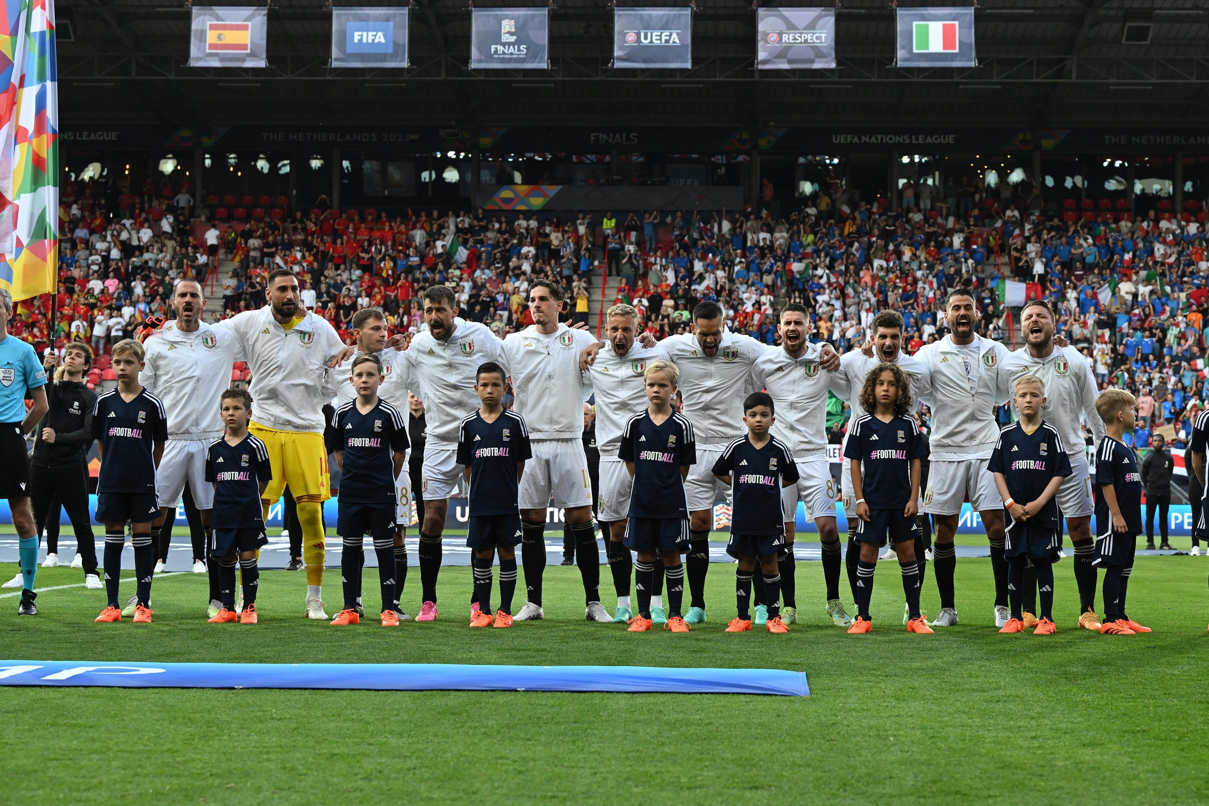 ENSCHEDE, NETHERLANDS - JUNE 15:  Players of Italy line up during the National Anthems prior to the UEFA Nations League 2022/23 semifinal match between Spain and Italy at FC Twente Stadium on June 15, 2023 in Enschede, Netherlands. (Photo by Claudio Villa/Getty Images)