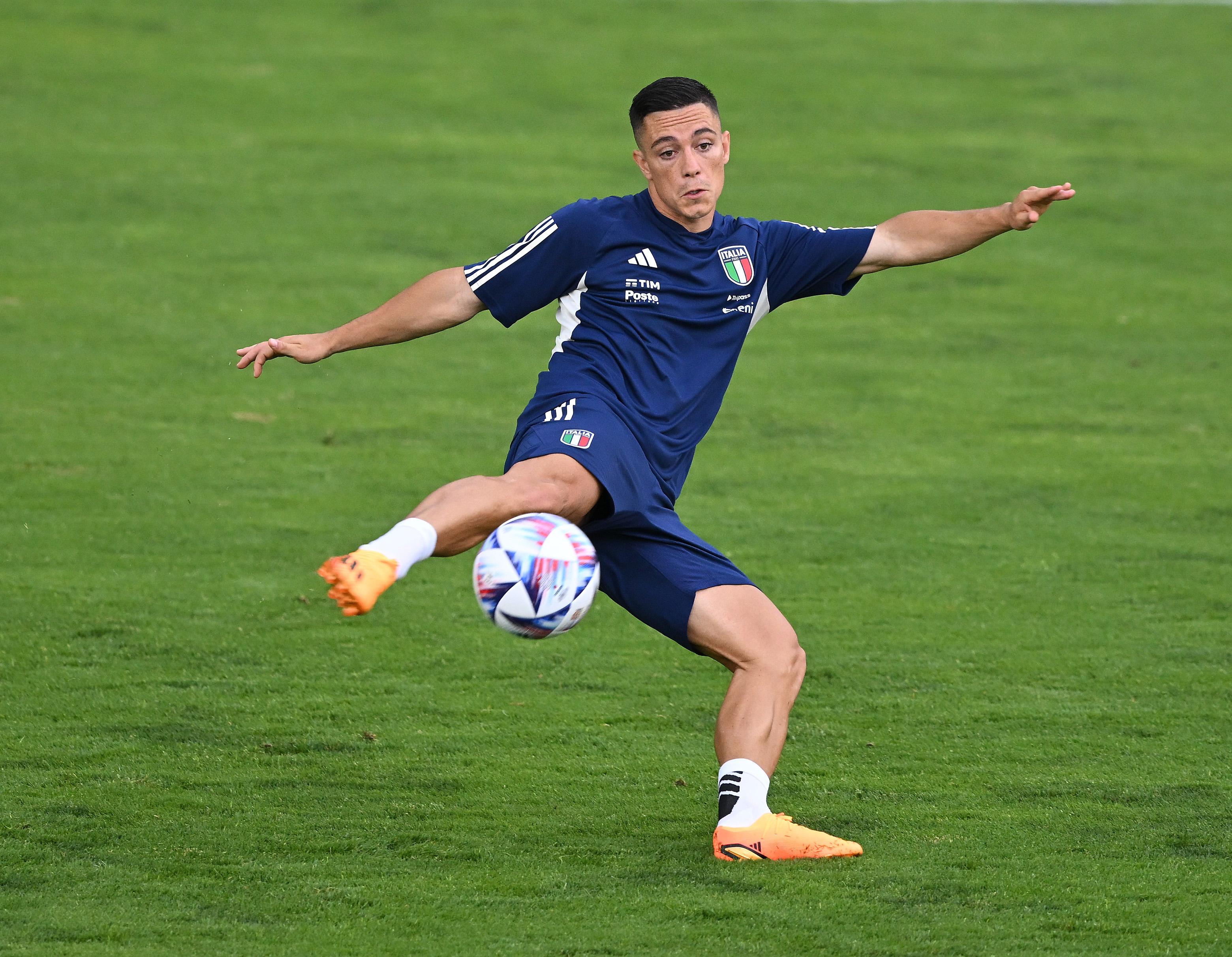FLORENCE, ITALY - JUNE 13: Giacomo Raspadori of Italy warms up during an Italy Training Session at Centro Tecnico Federale di Coverciano on June 13, 2023 in Florence, Italy. (Photo by Claudio Villa/Getty Images)