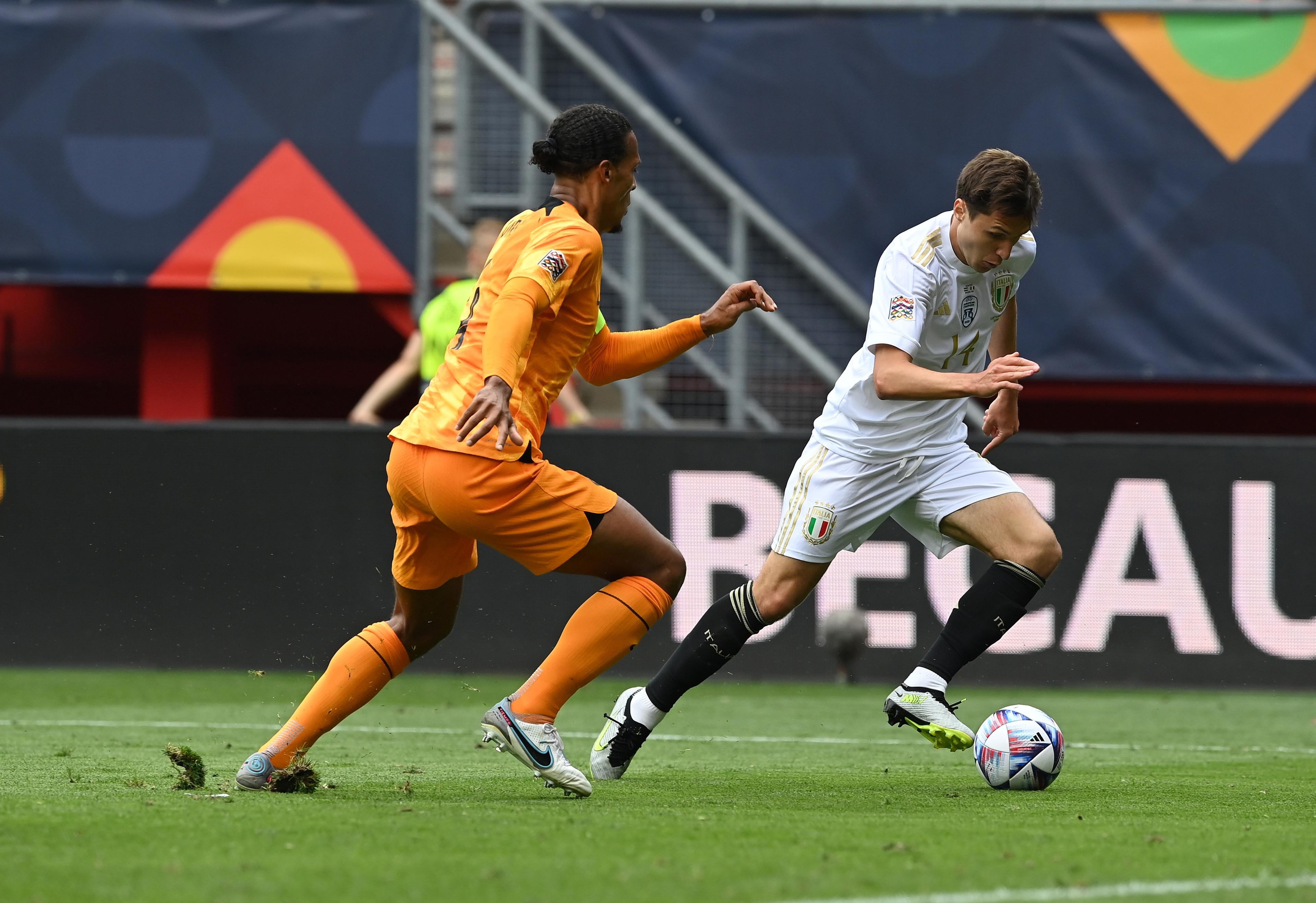 ENSCHEDE, NETHERLANDS - JUNE 18: Xavi Simons of Netherlands competes for the ball with Federico Chiesa of Italy during the UEFA Nations League 2022/23 third-place match between Netherlands and Italy at FC Twente Stadium on June 18, 2023 in Enschede, Netherlands. (Photo by Claudio Villa/Getty Images)