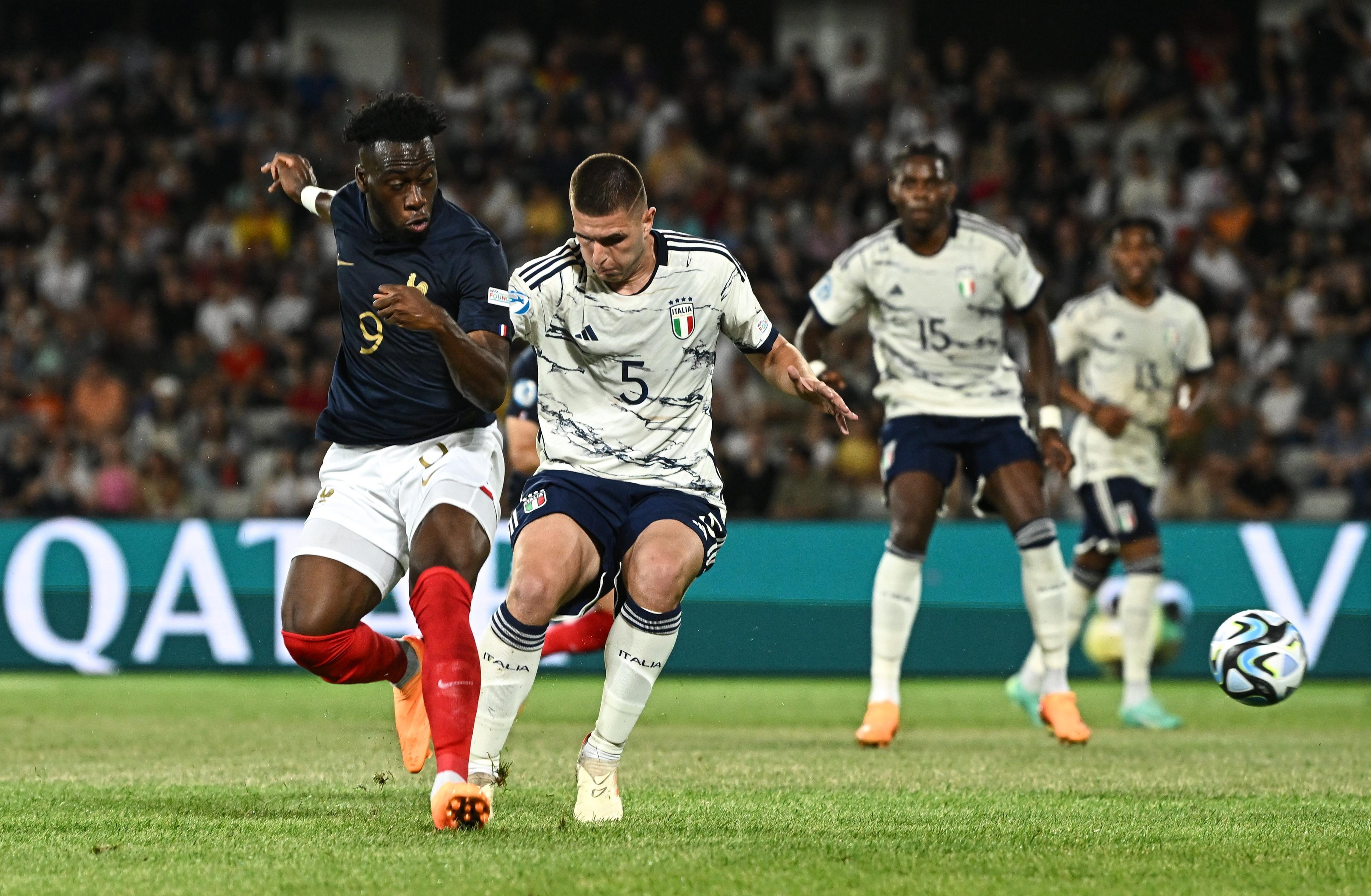 CLUJ-NAPOCA, ROMANIA - JUNE 22: Arnaud Kalimuendo Muinga of France shoots to score his side's first goal despite the efforts of Lorenzo Pirola of Italy during the UEFA Under-21 EURO 2023 Finals Group D match between France and Italy at the Cluj Arena on June 22, 2023 in Cluj Napoca, Romania. (Photo by EÃ³in Noonan - Sportsfile/UEFA via Getty Images)