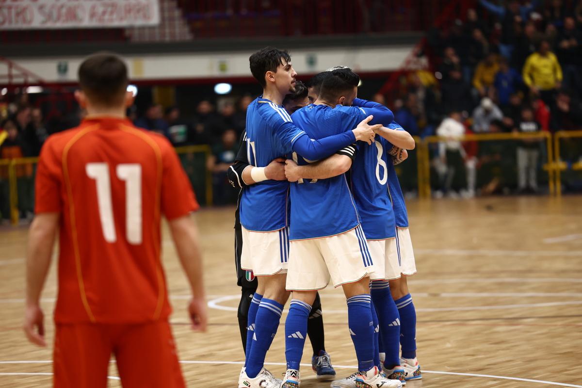 CATANIA, ITALY - MARCH 01: Players of Italy celebrate during 2024 Futsal World Cup Qualifying match played between Italy and North Macedonia at Palacatania on March 01, 2023 in Catania, Italy. (Photo by Maurizio Lagana/Getty Images)